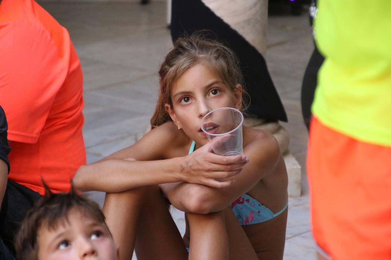 'Euexia Rural' ha celebrado, este fin de semana, su primer 'Campus deportivo inclusivo'. La actividad se ha desarrollado en el Palacio de los Guzmanes y ha contado con un variado programa de actividades: juegos acuáticos, 'máster chef', cine, baloncesto, fútbol, tenis, actividades nocturnas, etc. Jesús Sosa, presidente de la citada Asociación, ha señalado que «ha sido un campus muy diferente, tanto por el aprendizaje en diversidad de los niños como por el entorno en el que ha tenido lugar». Unas 55 personas, entre ellas, 25 niños, han formado parte de este Campus en el que «personas con discapacidad de nuestra asociación y otros colectivos en riesgo de exclusión social han participado con el rol de monitores, perdiendo, así, el rol de beneficiarios que han venido teniendo históricamente», indica Sosa. La actividad ha contado con el apoyo de la Fundación 'Alfonso Gallardo' y la colaboración de la Diputación de Badajoz, el Ayuntamiento de Jerez y la Fundación 'Decathlon'.