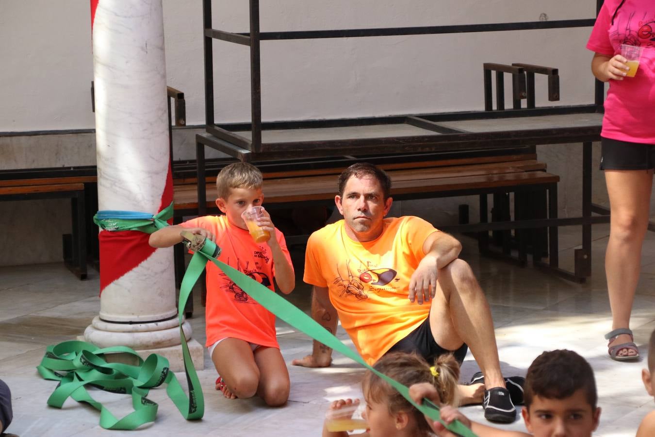 'Euexia Rural' ha celebrado, este fin de semana, su primer 'Campus deportivo inclusivo'. La actividad se ha desarrollado en el Palacio de los Guzmanes y ha contado con un variado programa de actividades: juegos acuáticos, 'máster chef', cine, baloncesto, fútbol, tenis, actividades nocturnas, etc. Jesús Sosa, presidente de la citada Asociación, ha señalado que «ha sido un campus muy diferente, tanto por el aprendizaje en diversidad de los niños como por el entorno en el que ha tenido lugar». Unas 55 personas, entre ellas, 25 niños, han formado parte de este Campus en el que «personas con discapacidad de nuestra asociación y otros colectivos en riesgo de exclusión social han participado con el rol de monitores, perdiendo, así, el rol de beneficiarios que han venido teniendo históricamente», indica Sosa. La actividad ha contado con el apoyo de la Fundación 'Alfonso Gallardo' y la colaboración de la Diputación de Badajoz, el Ayuntamiento de Jerez y la Fundación 'Decathlon'.