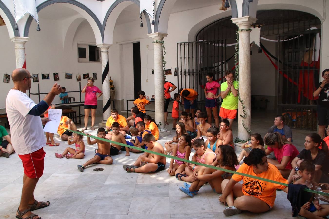 'Euexia Rural' ha celebrado, este fin de semana, su primer 'Campus deportivo inclusivo'. La actividad se ha desarrollado en el Palacio de los Guzmanes y ha contado con un variado programa de actividades: juegos acuáticos, 'máster chef', cine, baloncesto, fútbol, tenis, actividades nocturnas, etc. Jesús Sosa, presidente de la citada Asociación, ha señalado que «ha sido un campus muy diferente, tanto por el aprendizaje en diversidad de los niños como por el entorno en el que ha tenido lugar». Unas 55 personas, entre ellas, 25 niños, han formado parte de este Campus en el que «personas con discapacidad de nuestra asociación y otros colectivos en riesgo de exclusión social han participado con el rol de monitores, perdiendo, así, el rol de beneficiarios que han venido teniendo históricamente», indica Sosa. La actividad ha contado con el apoyo de la Fundación 'Alfonso Gallardo' y la colaboración de la Diputación de Badajoz, el Ayuntamiento de Jerez y la Fundación 'Decathlon'.