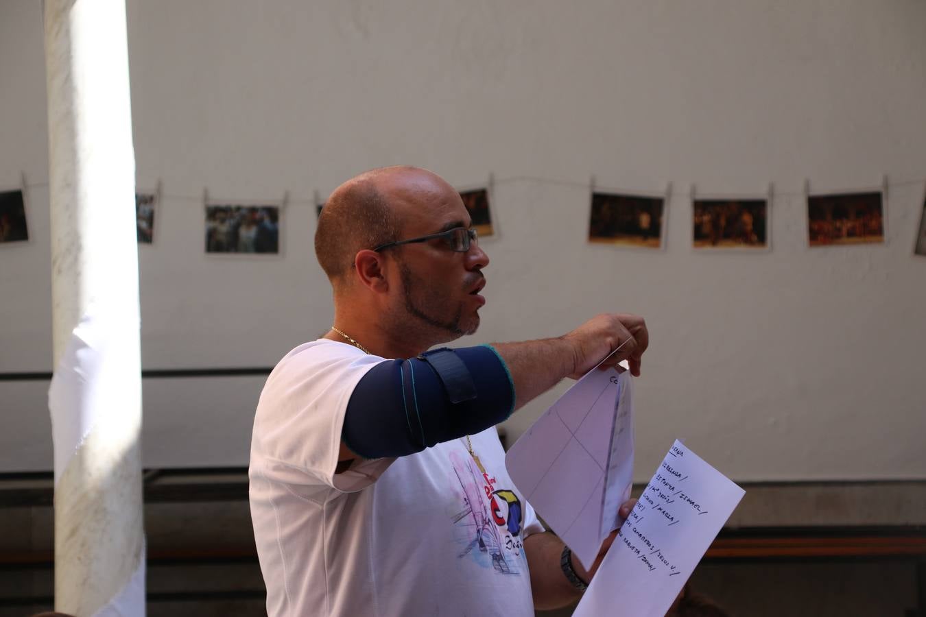 'Euexia Rural' ha celebrado, este fin de semana, su primer 'Campus deportivo inclusivo'. La actividad se ha desarrollado en el Palacio de los Guzmanes y ha contado con un variado programa de actividades: juegos acuáticos, 'máster chef', cine, baloncesto, fútbol, tenis, actividades nocturnas, etc. Jesús Sosa, presidente de la citada Asociación, ha señalado que «ha sido un campus muy diferente, tanto por el aprendizaje en diversidad de los niños como por el entorno en el que ha tenido lugar». Unas 55 personas, entre ellas, 25 niños, han formado parte de este Campus en el que «personas con discapacidad de nuestra asociación y otros colectivos en riesgo de exclusión social han participado con el rol de monitores, perdiendo, así, el rol de beneficiarios que han venido teniendo históricamente», indica Sosa. La actividad ha contado con el apoyo de la Fundación 'Alfonso Gallardo' y la colaboración de la Diputación de Badajoz, el Ayuntamiento de Jerez y la Fundación 'Decathlon'.