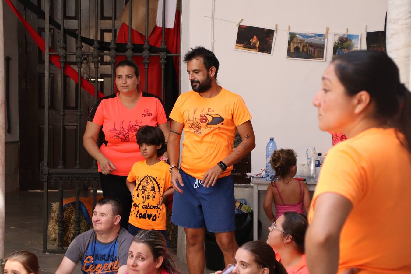 'Euexia Rural' ha celebrado, este fin de semana, su primer 'Campus deportivo inclusivo'. La actividad se ha desarrollado en el Palacio de los Guzmanes y ha contado con un variado programa de actividades: juegos acuáticos, 'máster chef', cine, baloncesto, fútbol, tenis, actividades nocturnas, etc. Jesús Sosa, presidente de la citada Asociación, ha señalado que «ha sido un campus muy diferente, tanto por el aprendizaje en diversidad de los niños como por el entorno en el que ha tenido lugar». Unas 55 personas, entre ellas, 25 niños, han formado parte de este Campus en el que «personas con discapacidad de nuestra asociación y otros colectivos en riesgo de exclusión social han participado con el rol de monitores, perdiendo, así, el rol de beneficiarios que han venido teniendo históricamente», indica Sosa. La actividad ha contado con el apoyo de la Fundación 'Alfonso Gallardo' y la colaboración de la Diputación de Badajoz, el Ayuntamiento de Jerez y la Fundación 'Decathlon'.