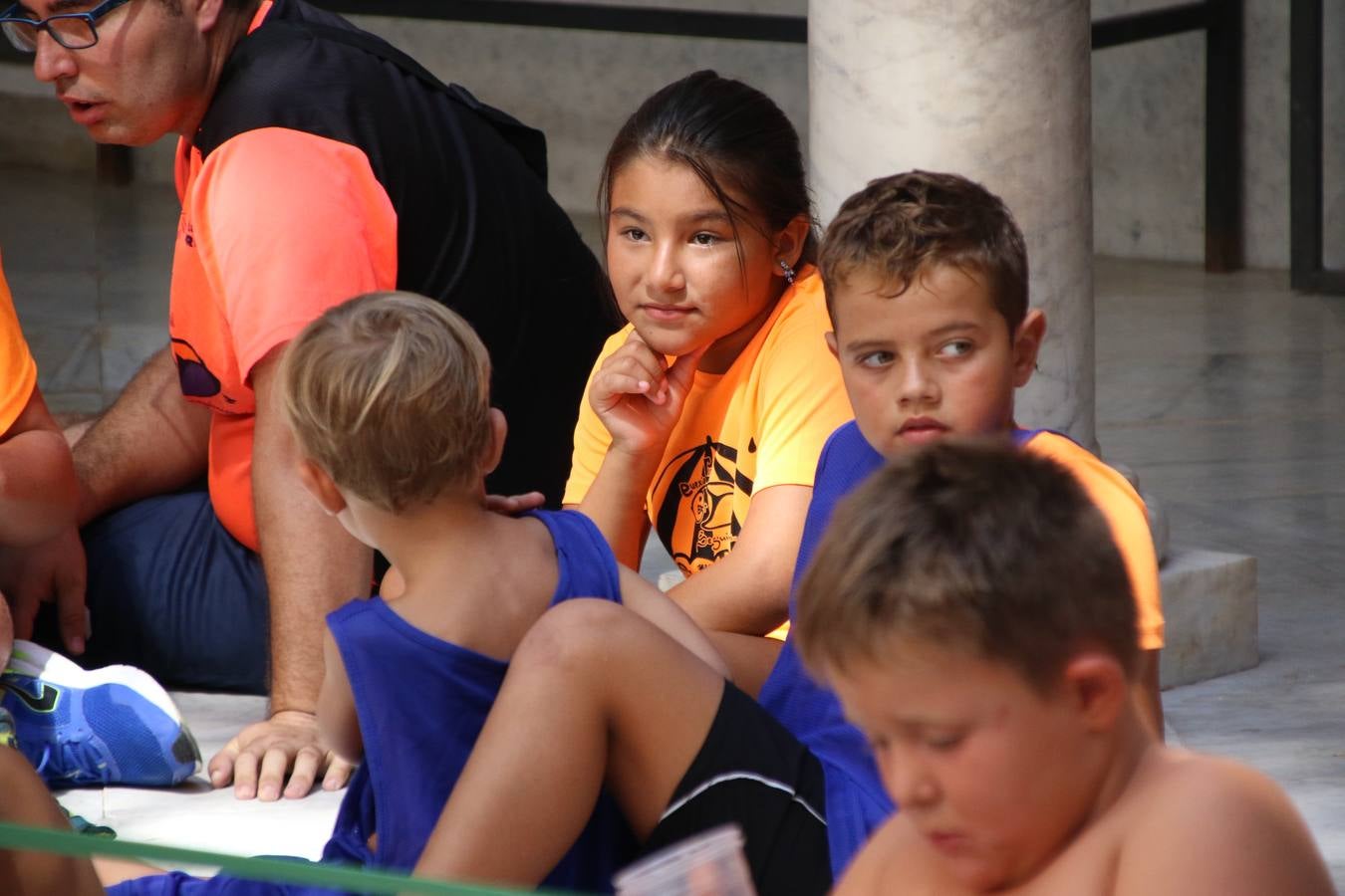 'Euexia Rural' ha celebrado, este fin de semana, su primer 'Campus deportivo inclusivo'. La actividad se ha desarrollado en el Palacio de los Guzmanes y ha contado con un variado programa de actividades: juegos acuáticos, 'máster chef', cine, baloncesto, fútbol, tenis, actividades nocturnas, etc. Jesús Sosa, presidente de la citada Asociación, ha señalado que «ha sido un campus muy diferente, tanto por el aprendizaje en diversidad de los niños como por el entorno en el que ha tenido lugar». Unas 55 personas, entre ellas, 25 niños, han formado parte de este Campus en el que «personas con discapacidad de nuestra asociación y otros colectivos en riesgo de exclusión social han participado con el rol de monitores, perdiendo, así, el rol de beneficiarios que han venido teniendo históricamente», indica Sosa. La actividad ha contado con el apoyo de la Fundación 'Alfonso Gallardo' y la colaboración de la Diputación de Badajoz, el Ayuntamiento de Jerez y la Fundación 'Decathlon'.