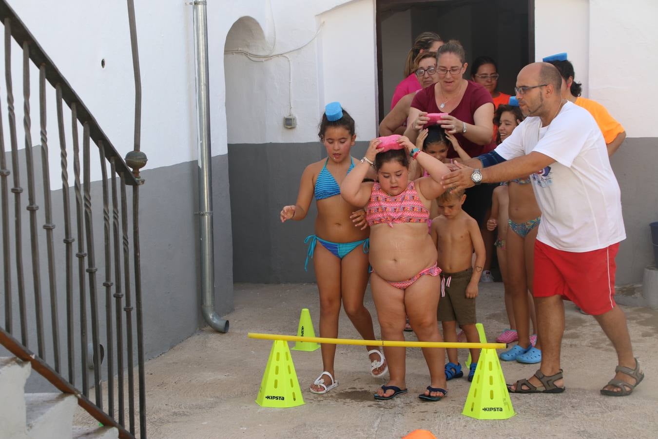 'Euexia Rural' ha celebrado, este fin de semana, su primer 'Campus deportivo inclusivo'. La actividad se ha desarrollado en el Palacio de los Guzmanes y ha contado con un variado programa de actividades: juegos acuáticos, 'máster chef', cine, baloncesto, fútbol, tenis, actividades nocturnas, etc. Jesús Sosa, presidente de la citada Asociación, ha señalado que «ha sido un campus muy diferente, tanto por el aprendizaje en diversidad de los niños como por el entorno en el que ha tenido lugar». Unas 55 personas, entre ellas, 25 niños, han formado parte de este Campus en el que «personas con discapacidad de nuestra asociación y otros colectivos en riesgo de exclusión social han participado con el rol de monitores, perdiendo, así, el rol de beneficiarios que han venido teniendo históricamente», indica Sosa. La actividad ha contado con el apoyo de la Fundación 'Alfonso Gallardo' y la colaboración de la Diputación de Badajoz, el Ayuntamiento de Jerez y la Fundación 'Decathlon'.
