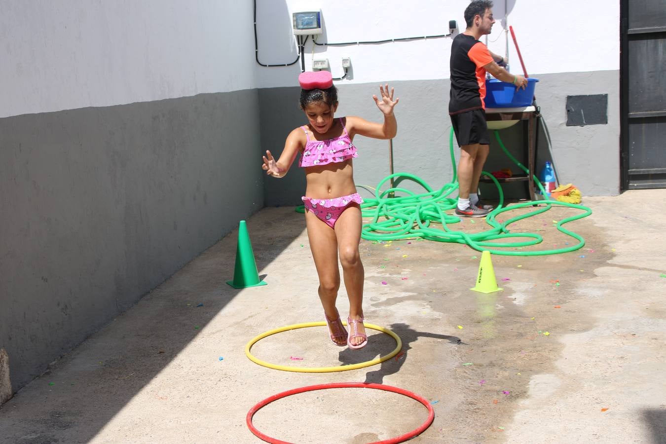 'Euexia Rural' ha celebrado, este fin de semana, su primer 'Campus deportivo inclusivo'. La actividad se ha desarrollado en el Palacio de los Guzmanes y ha contado con un variado programa de actividades: juegos acuáticos, 'máster chef', cine, baloncesto, fútbol, tenis, actividades nocturnas, etc. Jesús Sosa, presidente de la citada Asociación, ha señalado que «ha sido un campus muy diferente, tanto por el aprendizaje en diversidad de los niños como por el entorno en el que ha tenido lugar». Unas 55 personas, entre ellas, 25 niños, han formado parte de este Campus en el que «personas con discapacidad de nuestra asociación y otros colectivos en riesgo de exclusión social han participado con el rol de monitores, perdiendo, así, el rol de beneficiarios que han venido teniendo históricamente», indica Sosa. La actividad ha contado con el apoyo de la Fundación 'Alfonso Gallardo' y la colaboración de la Diputación de Badajoz, el Ayuntamiento de Jerez y la Fundación 'Decathlon'.