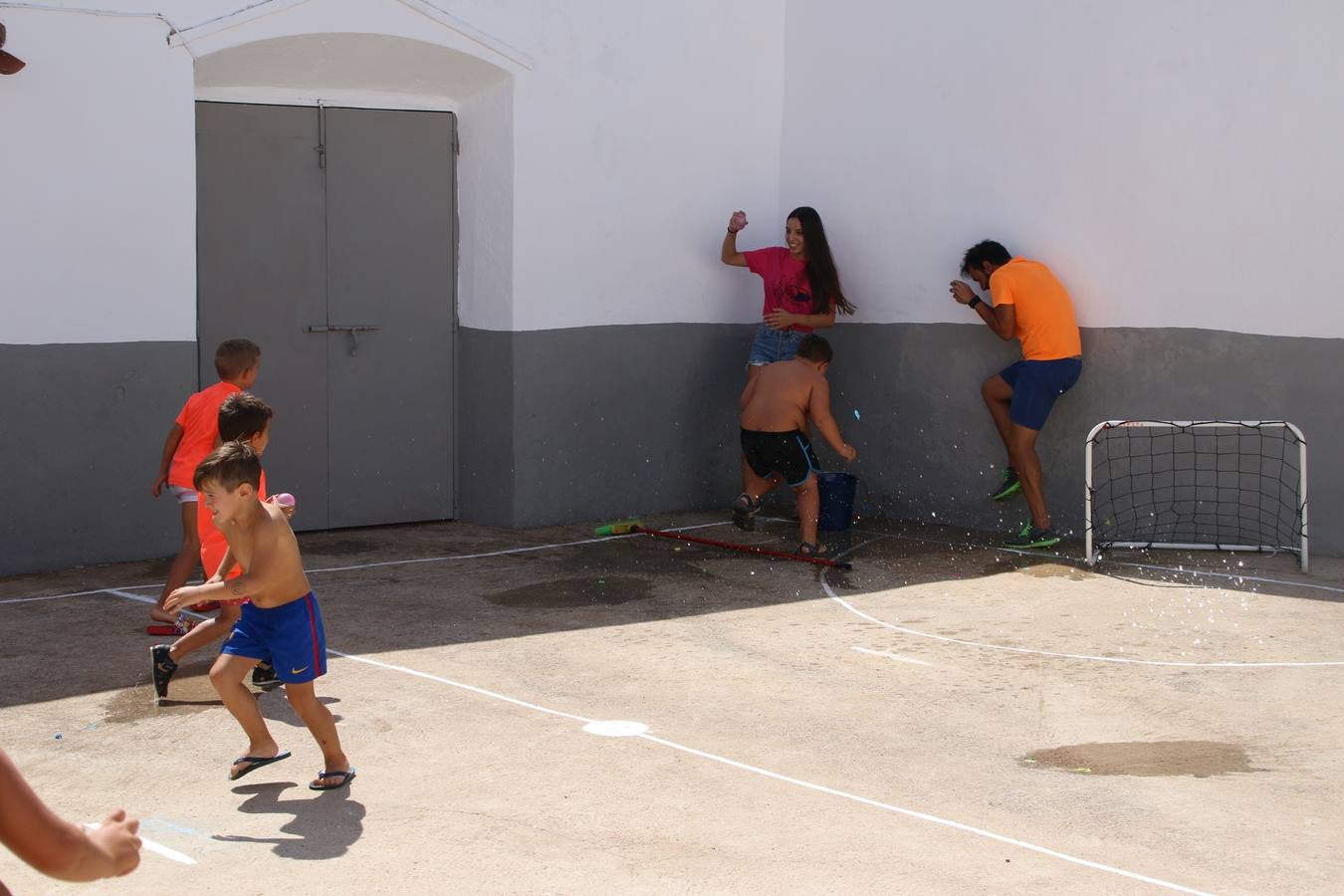 'Euexia Rural' ha celebrado, este fin de semana, su primer 'Campus deportivo inclusivo'. La actividad se ha desarrollado en el Palacio de los Guzmanes y ha contado con un variado programa de actividades: juegos acuáticos, 'máster chef', cine, baloncesto, fútbol, tenis, actividades nocturnas, etc. Jesús Sosa, presidente de la citada Asociación, ha señalado que «ha sido un campus muy diferente, tanto por el aprendizaje en diversidad de los niños como por el entorno en el que ha tenido lugar». Unas 55 personas, entre ellas, 25 niños, han formado parte de este Campus en el que «personas con discapacidad de nuestra asociación y otros colectivos en riesgo de exclusión social han participado con el rol de monitores, perdiendo, así, el rol de beneficiarios que han venido teniendo históricamente», indica Sosa. La actividad ha contado con el apoyo de la Fundación 'Alfonso Gallardo' y la colaboración de la Diputación de Badajoz, el Ayuntamiento de Jerez y la Fundación 'Decathlon'.