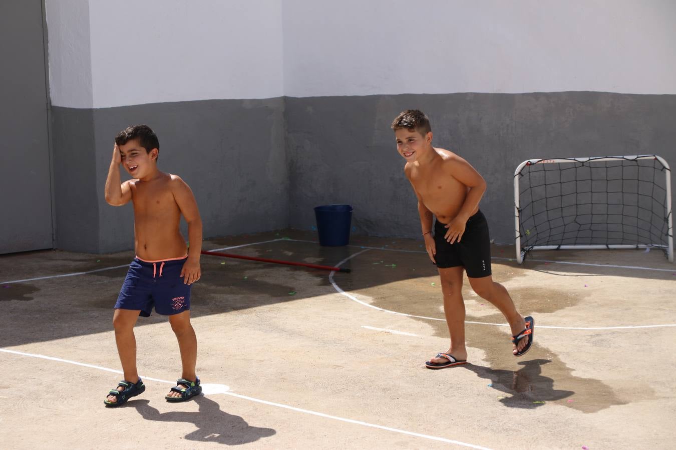 'Euexia Rural' ha celebrado, este fin de semana, su primer 'Campus deportivo inclusivo'. La actividad se ha desarrollado en el Palacio de los Guzmanes y ha contado con un variado programa de actividades: juegos acuáticos, 'máster chef', cine, baloncesto, fútbol, tenis, actividades nocturnas, etc. Jesús Sosa, presidente de la citada Asociación, ha señalado que «ha sido un campus muy diferente, tanto por el aprendizaje en diversidad de los niños como por el entorno en el que ha tenido lugar». Unas 55 personas, entre ellas, 25 niños, han formado parte de este Campus en el que «personas con discapacidad de nuestra asociación y otros colectivos en riesgo de exclusión social han participado con el rol de monitores, perdiendo, así, el rol de beneficiarios que han venido teniendo históricamente», indica Sosa. La actividad ha contado con el apoyo de la Fundación 'Alfonso Gallardo' y la colaboración de la Diputación de Badajoz, el Ayuntamiento de Jerez y la Fundación 'Decathlon'.