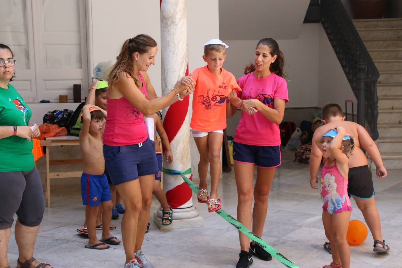 'Euexia Rural' ha celebrado, este fin de semana, su primer 'Campus deportivo inclusivo'. La actividad se ha desarrollado en el Palacio de los Guzmanes y ha contado con un variado programa de actividades: juegos acuáticos, 'máster chef', cine, baloncesto, fútbol, tenis, actividades nocturnas, etc. Jesús Sosa, presidente de la citada Asociación, ha señalado que «ha sido un campus muy diferente, tanto por el aprendizaje en diversidad de los niños como por el entorno en el que ha tenido lugar». Unas 55 personas, entre ellas, 25 niños, han formado parte de este Campus en el que «personas con discapacidad de nuestra asociación y otros colectivos en riesgo de exclusión social han participado con el rol de monitores, perdiendo, así, el rol de beneficiarios que han venido teniendo históricamente», indica Sosa. La actividad ha contado con el apoyo de la Fundación 'Alfonso Gallardo' y la colaboración de la Diputación de Badajoz, el Ayuntamiento de Jerez y la Fundación 'Decathlon'.