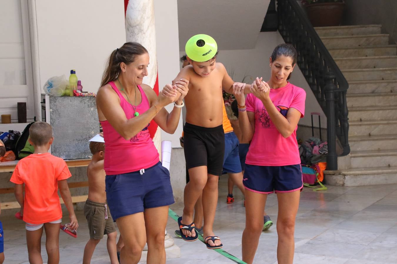 'Euexia Rural' ha celebrado, este fin de semana, su primer 'Campus deportivo inclusivo'. La actividad se ha desarrollado en el Palacio de los Guzmanes y ha contado con un variado programa de actividades: juegos acuáticos, 'máster chef', cine, baloncesto, fútbol, tenis, actividades nocturnas, etc. Jesús Sosa, presidente de la citada Asociación, ha señalado que «ha sido un campus muy diferente, tanto por el aprendizaje en diversidad de los niños como por el entorno en el que ha tenido lugar». Unas 55 personas, entre ellas, 25 niños, han formado parte de este Campus en el que «personas con discapacidad de nuestra asociación y otros colectivos en riesgo de exclusión social han participado con el rol de monitores, perdiendo, así, el rol de beneficiarios que han venido teniendo históricamente», indica Sosa. La actividad ha contado con el apoyo de la Fundación 'Alfonso Gallardo' y la colaboración de la Diputación de Badajoz, el Ayuntamiento de Jerez y la Fundación 'Decathlon'.