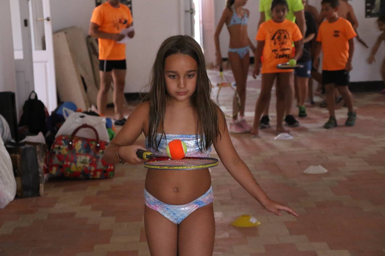 'Euexia Rural' ha celebrado, este fin de semana, su primer 'Campus deportivo inclusivo'. La actividad se ha desarrollado en el Palacio de los Guzmanes y ha contado con un variado programa de actividades: juegos acuáticos, 'máster chef', cine, baloncesto, fútbol, tenis, actividades nocturnas, etc. Jesús Sosa, presidente de la citada Asociación, ha señalado que «ha sido un campus muy diferente, tanto por el aprendizaje en diversidad de los niños como por el entorno en el que ha tenido lugar». Unas 55 personas, entre ellas, 25 niños, han formado parte de este Campus en el que «personas con discapacidad de nuestra asociación y otros colectivos en riesgo de exclusión social han participado con el rol de monitores, perdiendo, así, el rol de beneficiarios que han venido teniendo históricamente», indica Sosa. La actividad ha contado con el apoyo de la Fundación 'Alfonso Gallardo' y la colaboración de la Diputación de Badajoz, el Ayuntamiento de Jerez y la Fundación 'Decathlon'.