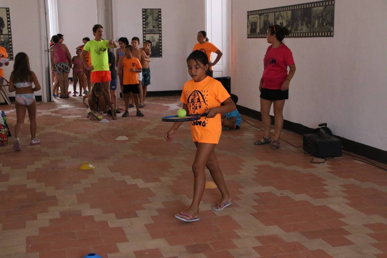 'Euexia Rural' ha celebrado, este fin de semana, su primer 'Campus deportivo inclusivo'. La actividad se ha desarrollado en el Palacio de los Guzmanes y ha contado con un variado programa de actividades: juegos acuáticos, 'máster chef', cine, baloncesto, fútbol, tenis, actividades nocturnas, etc. Jesús Sosa, presidente de la citada Asociación, ha señalado que «ha sido un campus muy diferente, tanto por el aprendizaje en diversidad de los niños como por el entorno en el que ha tenido lugar». Unas 55 personas, entre ellas, 25 niños, han formado parte de este Campus en el que «personas con discapacidad de nuestra asociación y otros colectivos en riesgo de exclusión social han participado con el rol de monitores, perdiendo, así, el rol de beneficiarios que han venido teniendo históricamente», indica Sosa. La actividad ha contado con el apoyo de la Fundación 'Alfonso Gallardo' y la colaboración de la Diputación de Badajoz, el Ayuntamiento de Jerez y la Fundación 'Decathlon'.