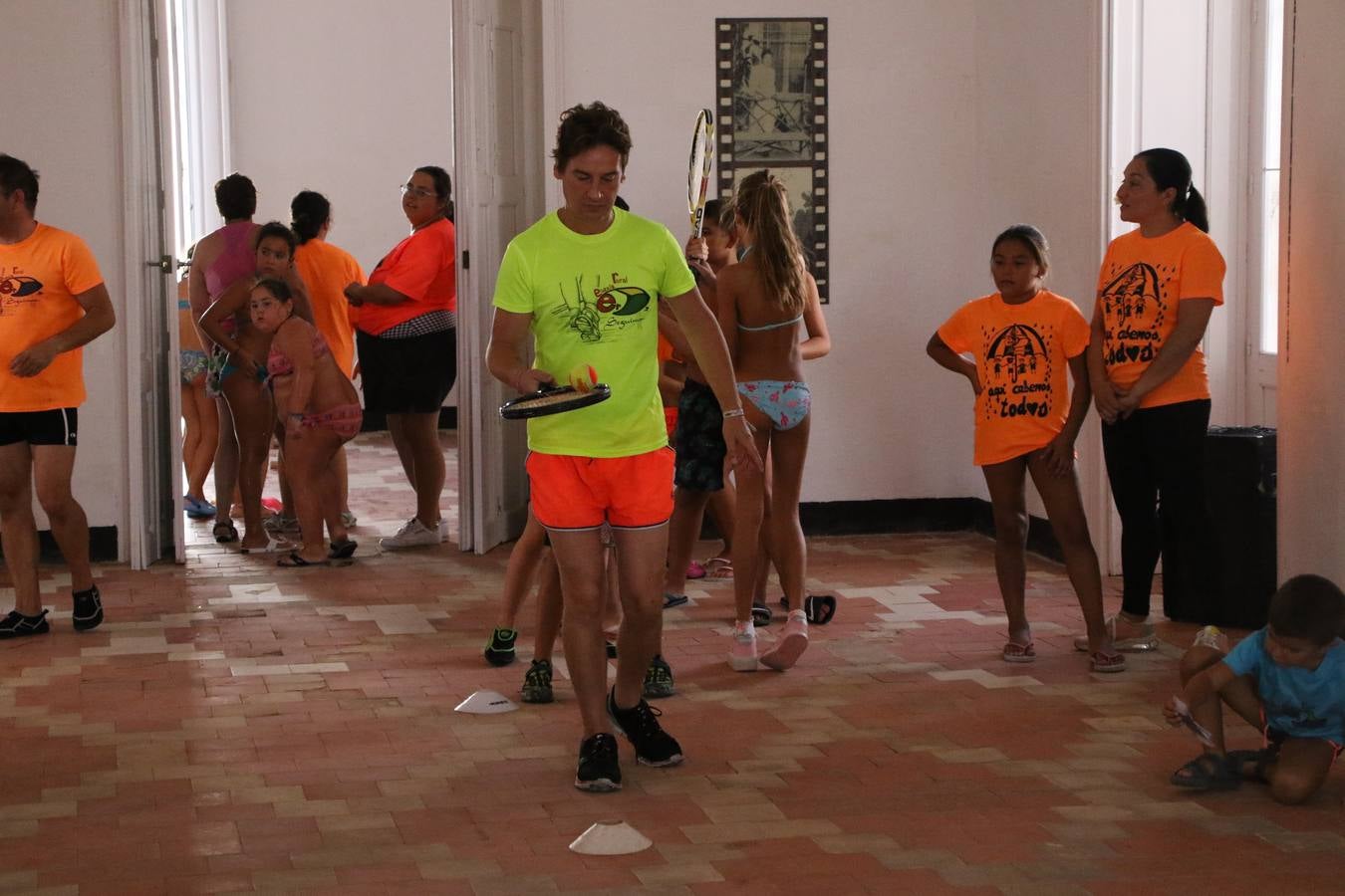 'Euexia Rural' ha celebrado, este fin de semana, su primer 'Campus deportivo inclusivo'. La actividad se ha desarrollado en el Palacio de los Guzmanes y ha contado con un variado programa de actividades: juegos acuáticos, 'máster chef', cine, baloncesto, fútbol, tenis, actividades nocturnas, etc. Jesús Sosa, presidente de la citada Asociación, ha señalado que «ha sido un campus muy diferente, tanto por el aprendizaje en diversidad de los niños como por el entorno en el que ha tenido lugar». Unas 55 personas, entre ellas, 25 niños, han formado parte de este Campus en el que «personas con discapacidad de nuestra asociación y otros colectivos en riesgo de exclusión social han participado con el rol de monitores, perdiendo, así, el rol de beneficiarios que han venido teniendo históricamente», indica Sosa. La actividad ha contado con el apoyo de la Fundación 'Alfonso Gallardo' y la colaboración de la Diputación de Badajoz, el Ayuntamiento de Jerez y la Fundación 'Decathlon'.