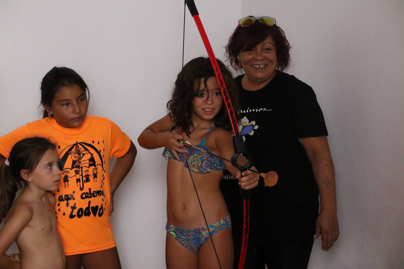 'Euexia Rural' ha celebrado, este fin de semana, su primer 'Campus deportivo inclusivo'. La actividad se ha desarrollado en el Palacio de los Guzmanes y ha contado con un variado programa de actividades: juegos acuáticos, 'máster chef', cine, baloncesto, fútbol, tenis, actividades nocturnas, etc. Jesús Sosa, presidente de la citada Asociación, ha señalado que «ha sido un campus muy diferente, tanto por el aprendizaje en diversidad de los niños como por el entorno en el que ha tenido lugar». Unas 55 personas, entre ellas, 25 niños, han formado parte de este Campus en el que «personas con discapacidad de nuestra asociación y otros colectivos en riesgo de exclusión social han participado con el rol de monitores, perdiendo, así, el rol de beneficiarios que han venido teniendo históricamente», indica Sosa. La actividad ha contado con el apoyo de la Fundación 'Alfonso Gallardo' y la colaboración de la Diputación de Badajoz, el Ayuntamiento de Jerez y la Fundación 'Decathlon'.