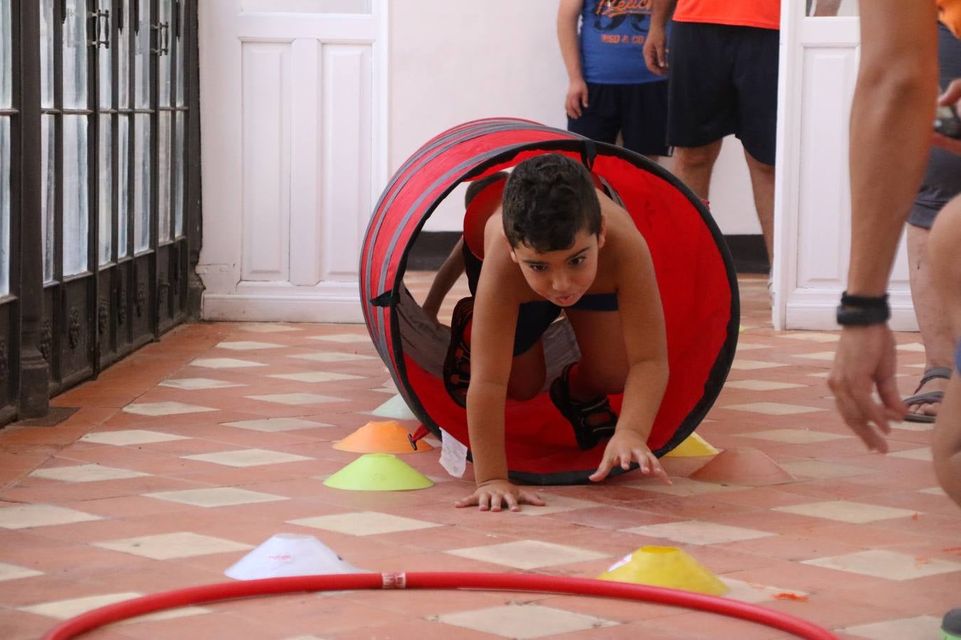 'Euexia Rural' ha celebrado, este fin de semana, su primer 'Campus deportivo inclusivo'. La actividad se ha desarrollado en el Palacio de los Guzmanes y ha contado con un variado programa de actividades: juegos acuáticos, 'máster chef', cine, baloncesto, fútbol, tenis, actividades nocturnas, etc. Jesús Sosa, presidente de la citada Asociación, ha señalado que «ha sido un campus muy diferente, tanto por el aprendizaje en diversidad de los niños como por el entorno en el que ha tenido lugar». Unas 55 personas, entre ellas, 25 niños, han formado parte de este Campus en el que «personas con discapacidad de nuestra asociación y otros colectivos en riesgo de exclusión social han participado con el rol de monitores, perdiendo, así, el rol de beneficiarios que han venido teniendo históricamente», indica Sosa. La actividad ha contado con el apoyo de la Fundación 'Alfonso Gallardo' y la colaboración de la Diputación de Badajoz, el Ayuntamiento de Jerez y la Fundación 'Decathlon'.
