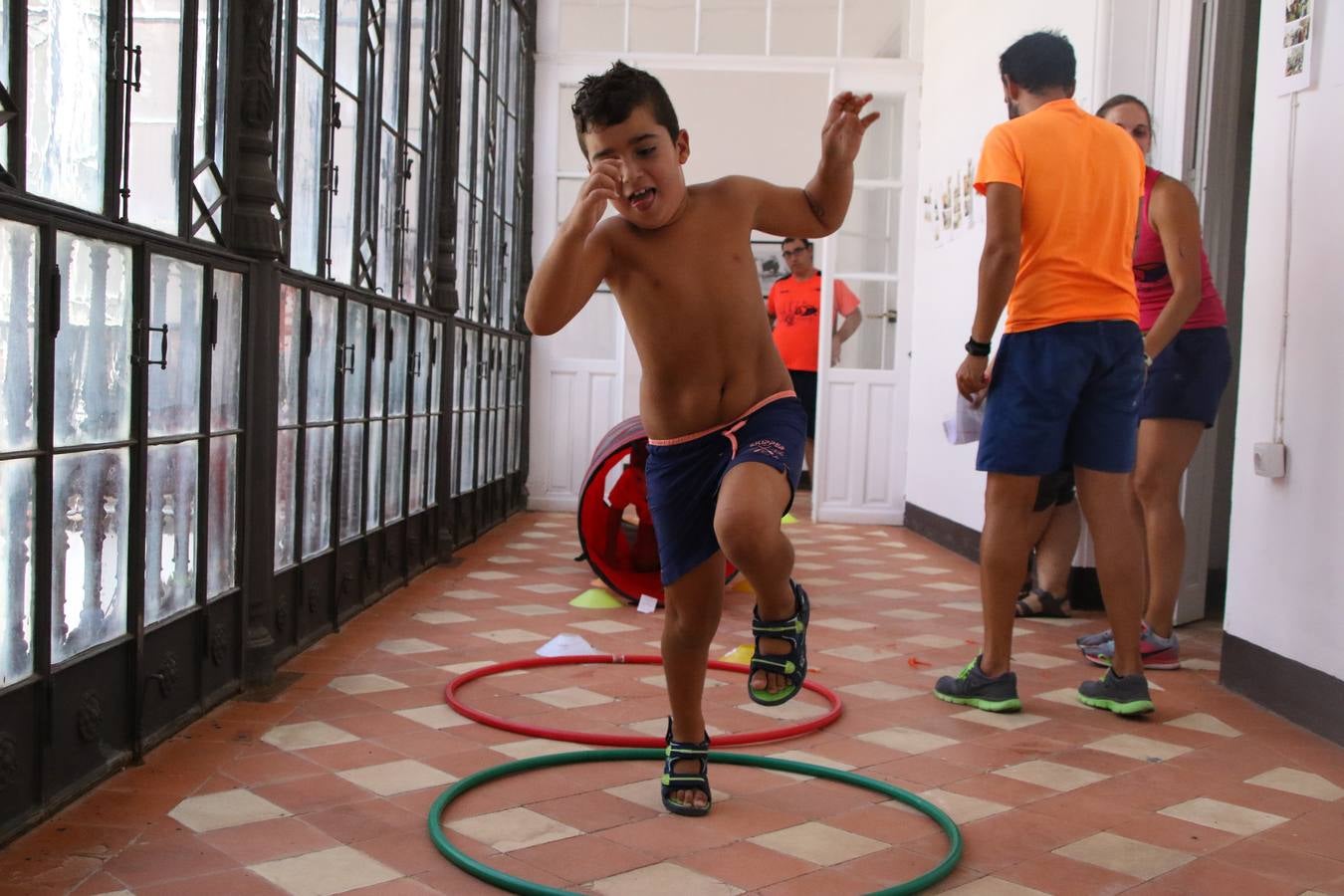 'Euexia Rural' ha celebrado, este fin de semana, su primer 'Campus deportivo inclusivo'. La actividad se ha desarrollado en el Palacio de los Guzmanes y ha contado con un variado programa de actividades: juegos acuáticos, 'máster chef', cine, baloncesto, fútbol, tenis, actividades nocturnas, etc. Jesús Sosa, presidente de la citada Asociación, ha señalado que «ha sido un campus muy diferente, tanto por el aprendizaje en diversidad de los niños como por el entorno en el que ha tenido lugar». Unas 55 personas, entre ellas, 25 niños, han formado parte de este Campus en el que «personas con discapacidad de nuestra asociación y otros colectivos en riesgo de exclusión social han participado con el rol de monitores, perdiendo, así, el rol de beneficiarios que han venido teniendo históricamente», indica Sosa. La actividad ha contado con el apoyo de la Fundación 'Alfonso Gallardo' y la colaboración de la Diputación de Badajoz, el Ayuntamiento de Jerez y la Fundación 'Decathlon'.