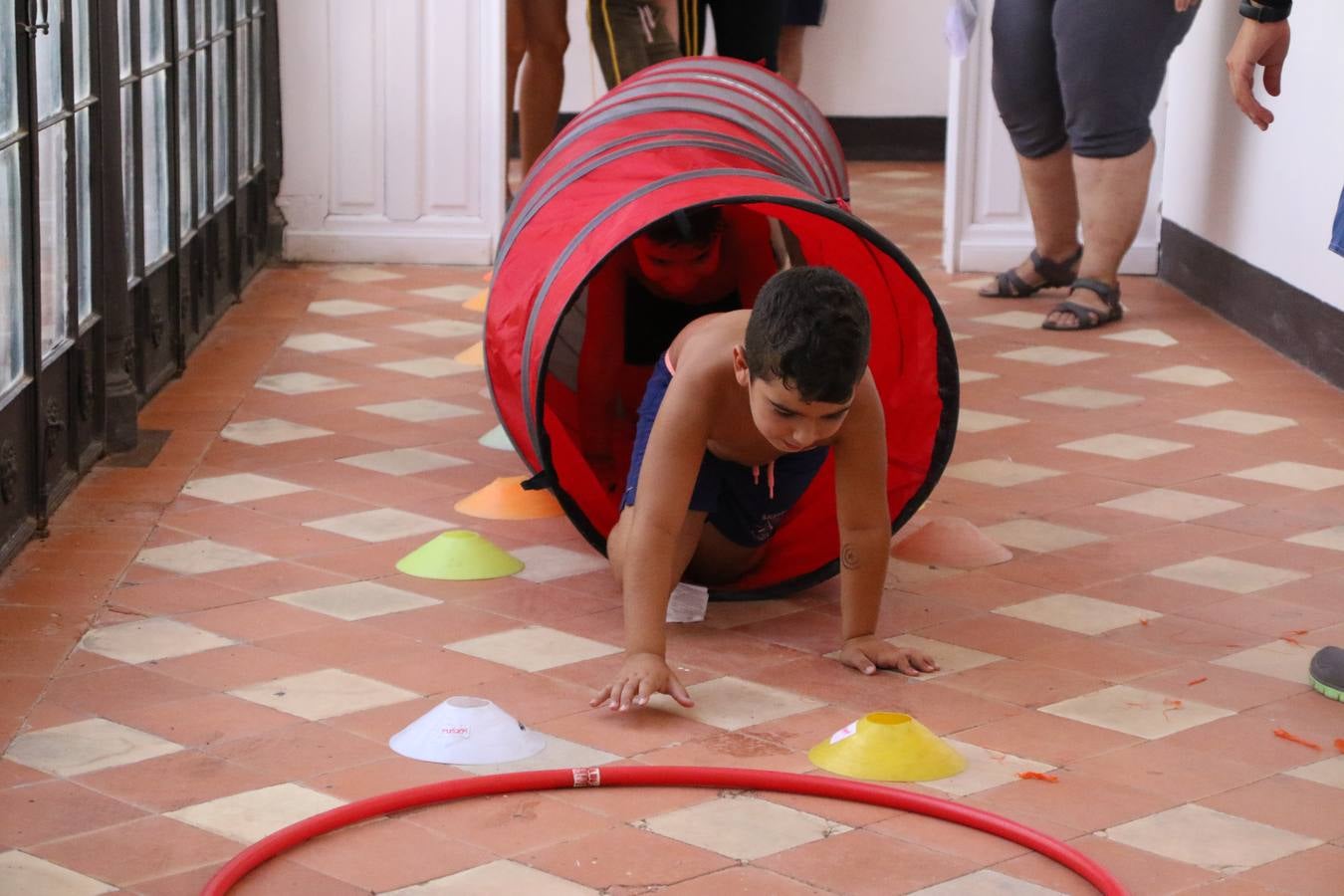 'Euexia Rural' ha celebrado, este fin de semana, su primer 'Campus deportivo inclusivo'. La actividad se ha desarrollado en el Palacio de los Guzmanes y ha contado con un variado programa de actividades: juegos acuáticos, 'máster chef', cine, baloncesto, fútbol, tenis, actividades nocturnas, etc. Jesús Sosa, presidente de la citada Asociación, ha señalado que «ha sido un campus muy diferente, tanto por el aprendizaje en diversidad de los niños como por el entorno en el que ha tenido lugar». Unas 55 personas, entre ellas, 25 niños, han formado parte de este Campus en el que «personas con discapacidad de nuestra asociación y otros colectivos en riesgo de exclusión social han participado con el rol de monitores, perdiendo, así, el rol de beneficiarios que han venido teniendo históricamente», indica Sosa. La actividad ha contado con el apoyo de la Fundación 'Alfonso Gallardo' y la colaboración de la Diputación de Badajoz, el Ayuntamiento de Jerez y la Fundación 'Decathlon'.
