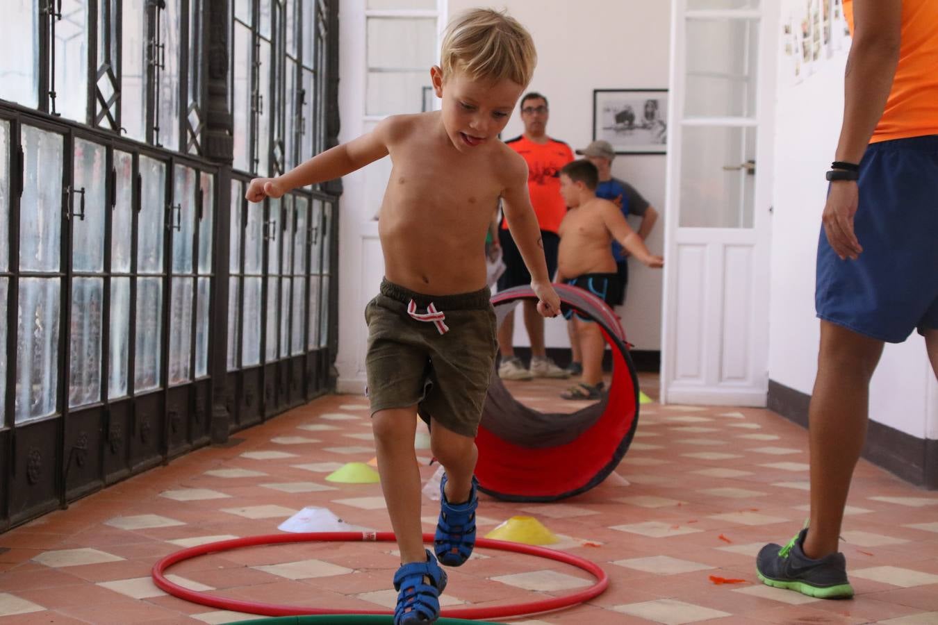 'Euexia Rural' ha celebrado, este fin de semana, su primer 'Campus deportivo inclusivo'. La actividad se ha desarrollado en el Palacio de los Guzmanes y ha contado con un variado programa de actividades: juegos acuáticos, 'máster chef', cine, baloncesto, fútbol, tenis, actividades nocturnas, etc. Jesús Sosa, presidente de la citada Asociación, ha señalado que «ha sido un campus muy diferente, tanto por el aprendizaje en diversidad de los niños como por el entorno en el que ha tenido lugar». Unas 55 personas, entre ellas, 25 niños, han formado parte de este Campus en el que «personas con discapacidad de nuestra asociación y otros colectivos en riesgo de exclusión social han participado con el rol de monitores, perdiendo, así, el rol de beneficiarios que han venido teniendo históricamente», indica Sosa. La actividad ha contado con el apoyo de la Fundación 'Alfonso Gallardo' y la colaboración de la Diputación de Badajoz, el Ayuntamiento de Jerez y la Fundación 'Decathlon'.
