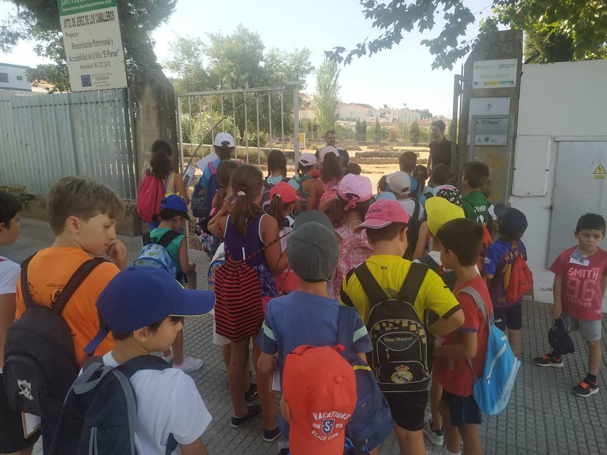 Jerez de los Caballeros ha acogido, esta mañana, la primera jornada del V Campamento turístico, organizado por el Ayuntamiento a través de la Concejalía de Turismo y la Oficina Municipal de Turismo con la implicación del Instituto de Estudios del Antiguo Egipto y el patrocinio de la Fundación 'Alfonso Gallardo'.35 niños y niñas, con edades comprendidas entre los 6 y 10 años, han participado en esta actividad que ha centrado su desarrollo en el conocimiento del patrimonio arqueológico del municipio.