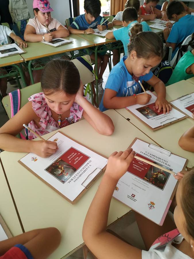 Jerez de los Caballeros ha acogido, esta mañana, la primera jornada del V Campamento turístico, organizado por el Ayuntamiento a través de la Concejalía de Turismo y la Oficina Municipal de Turismo con la implicación del Instituto de Estudios del Antiguo Egipto y el patrocinio de la Fundación 'Alfonso Gallardo'.35 niños y niñas, con edades comprendidas entre los 6 y 10 años, han participado en esta actividad que ha centrado su desarrollo en el conocimiento del patrimonio arqueológico del municipio.
