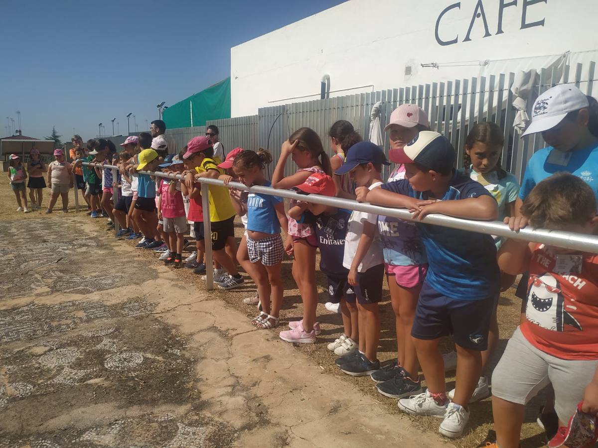 Jerez de los Caballeros ha acogido, esta mañana, la primera jornada del V Campamento turístico, organizado por el Ayuntamiento a través de la Concejalía de Turismo y la Oficina Municipal de Turismo con la implicación del Instituto de Estudios del Antiguo Egipto y el patrocinio de la Fundación 'Alfonso Gallardo'.35 niños y niñas, con edades comprendidas entre los 6 y 10 años, han participado en esta actividad que ha centrado su desarrollo en el conocimiento del patrimonio arqueológico del municipio.