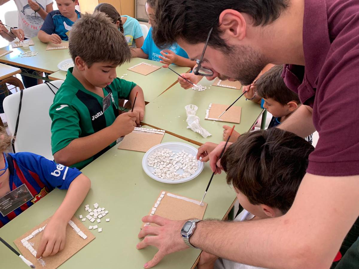 Jerez de los Caballeros ha acogido, esta mañana, la primera jornada del V Campamento turístico, organizado por el Ayuntamiento a través de la Concejalía de Turismo y la Oficina Municipal de Turismo con la implicación del Instituto de Estudios del Antiguo Egipto y el patrocinio de la Fundación 'Alfonso Gallardo'.35 niños y niñas, con edades comprendidas entre los 6 y 10 años, han participado en esta actividad que ha centrado su desarrollo en el conocimiento del patrimonio arqueológico del municipio.