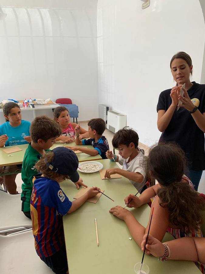 Jerez de los Caballeros ha acogido, esta mañana, la primera jornada del V Campamento turístico, organizado por el Ayuntamiento a través de la Concejalía de Turismo y la Oficina Municipal de Turismo con la implicación del Instituto de Estudios del Antiguo Egipto y el patrocinio de la Fundación 'Alfonso Gallardo'.35 niños y niñas, con edades comprendidas entre los 6 y 10 años, han participado en esta actividad que ha centrado su desarrollo en el conocimiento del patrimonio arqueológico del municipio.