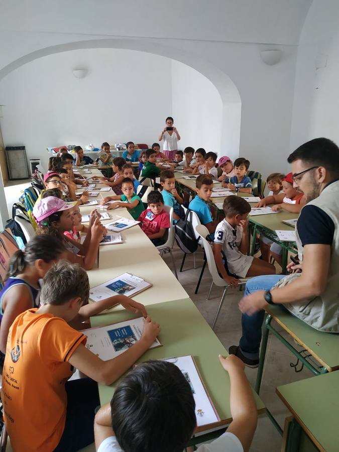 Jerez de los Caballeros ha acogido, esta mañana, la primera jornada del V Campamento turístico, organizado por el Ayuntamiento a través de la Concejalía de Turismo y la Oficina Municipal de Turismo con la implicación del Instituto de Estudios del Antiguo Egipto y el patrocinio de la Fundación 'Alfonso Gallardo'.35 niños y niñas, con edades comprendidas entre los 6 y 10 años, han participado en esta actividad que ha centrado su desarrollo en el conocimiento del patrimonio arqueológico del municipio.