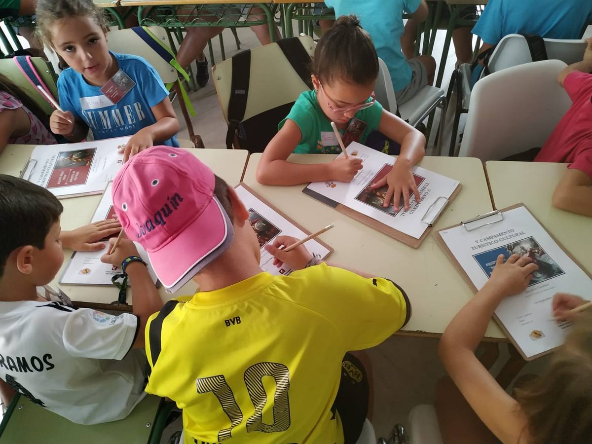 Jerez de los Caballeros ha acogido, esta mañana, la primera jornada del V Campamento turístico, organizado por el Ayuntamiento a través de la Concejalía de Turismo y la Oficina Municipal de Turismo con la implicación del Instituto de Estudios del Antiguo Egipto y el patrocinio de la Fundación 'Alfonso Gallardo'.35 niños y niñas, con edades comprendidas entre los 6 y 10 años, han participado en esta actividad que ha centrado su desarrollo en el conocimiento del patrimonio arqueológico del municipio.