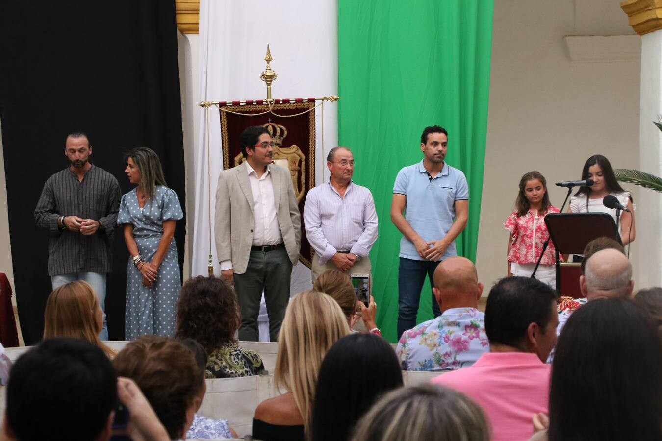 El patio del Conventual San Agustín se convirtió, ayer, en el mejor escenario para la celebración de la tercera edición de la 'Gala de Educación', organizada por el Ayuntamiento del municipio. Un acto que volvió a poner en valor el esfuerzo, la constancia, la superación personal y el trabajo constante del alumnado durante el curso y que tuvo como protagonistas a los mejores expedientes académicos del curso 2018/2019.Los alumnos y alumnas galardonados fueron: Juan Manuel Rey Cancho del Colegio de Educación Especial 'Nuestra Señora de Aguasantas'; Adrián Agudo Venegas de 6º de primaria del Colegio 'Nuestra Señora de la Paz'; María Pérez Serrano de 6º de primaria del Colegio 'Sotomayor y Terrazas'; Jorge Moya Ollero de 6º de primaria del Colegio 'El Rodeo'; María Mercedes Torre Alonso, Lorena Olivares Larios, Esmeralda Caso Corrales y Natalia Terrón Ramos de 4º de la E.S.O., ciclo formativo de grado medio, ciclo formativo de grado superior y 2º bachillerato del Instituto 'Ramón Carande', respectivamente; María del Valle Maya Chimeno, Jesús Jiménez Contreras, María Sánchez Garrido y María Victoria Hernández Sánchez de 4º de la E.S.O., ciclo formativo de grado medio, ciclo formativo de grado superior y 2º bachillerato del Instituto 'El Pomar', respectivamente, y Teodora Labrador Hernández del Centro de Adultos 'Cervantes'.