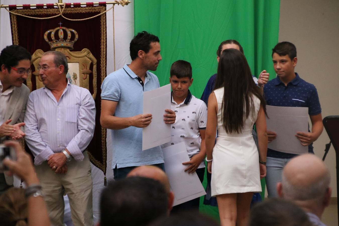 El patio del Conventual San Agustín se convirtió, ayer, en el mejor escenario para la celebración de la tercera edición de la 'Gala de Educación', organizada por el Ayuntamiento del municipio. Un acto que volvió a poner en valor el esfuerzo, la constancia, la superación personal y el trabajo constante del alumnado durante el curso y que tuvo como protagonistas a los mejores expedientes académicos del curso 2018/2019.Los alumnos y alumnas galardonados fueron: Juan Manuel Rey Cancho del Colegio de Educación Especial 'Nuestra Señora de Aguasantas'; Adrián Agudo Venegas de 6º de primaria del Colegio 'Nuestra Señora de la Paz'; María Pérez Serrano de 6º de primaria del Colegio 'Sotomayor y Terrazas'; Jorge Moya Ollero de 6º de primaria del Colegio 'El Rodeo'; María Mercedes Torre Alonso, Lorena Olivares Larios, Esmeralda Caso Corrales y Natalia Terrón Ramos de 4º de la E.S.O., ciclo formativo de grado medio, ciclo formativo de grado superior y 2º bachillerato del Instituto 'Ramón Carande', respectivamente; María del Valle Maya Chimeno, Jesús Jiménez Contreras, María Sánchez Garrido y María Victoria Hernández Sánchez de 4º de la E.S.O., ciclo formativo de grado medio, ciclo formativo de grado superior y 2º bachillerato del Instituto 'El Pomar', respectivamente, y Teodora Labrador Hernández del Centro de Adultos 'Cervantes'.