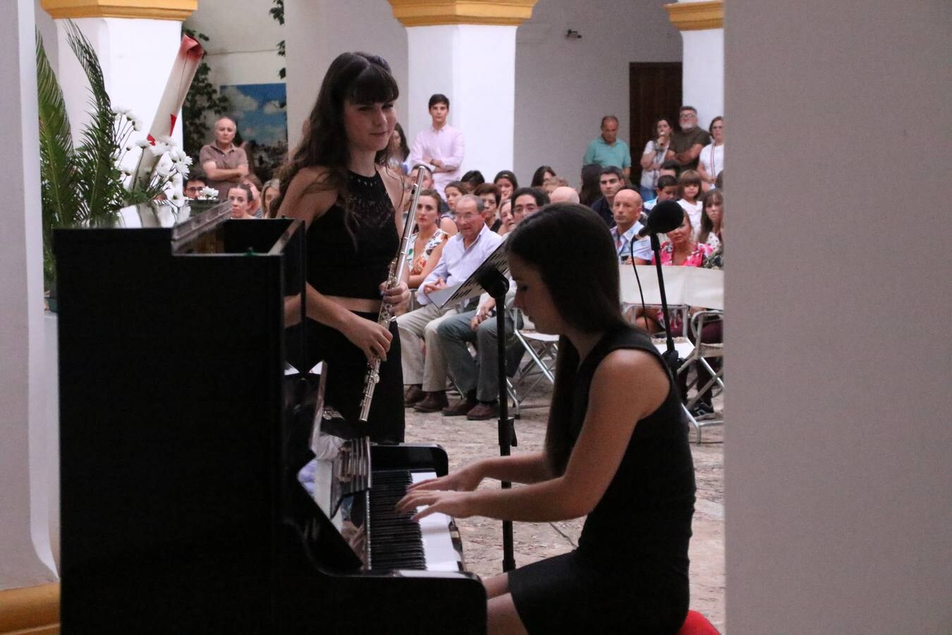 El patio del Conventual San Agustín se convirtió, ayer, en el mejor escenario para la celebración de la tercera edición de la 'Gala de Educación', organizada por el Ayuntamiento del municipio. Un acto que volvió a poner en valor el esfuerzo, la constancia, la superación personal y el trabajo constante del alumnado durante el curso y que tuvo como protagonistas a los mejores expedientes académicos del curso 2018/2019.Los alumnos y alumnas galardonados fueron: Juan Manuel Rey Cancho del Colegio de Educación Especial 'Nuestra Señora de Aguasantas'; Adrián Agudo Venegas de 6º de primaria del Colegio 'Nuestra Señora de la Paz'; María Pérez Serrano de 6º de primaria del Colegio 'Sotomayor y Terrazas'; Jorge Moya Ollero de 6º de primaria del Colegio 'El Rodeo'; María Mercedes Torre Alonso, Lorena Olivares Larios, Esmeralda Caso Corrales y Natalia Terrón Ramos de 4º de la E.S.O., ciclo formativo de grado medio, ciclo formativo de grado superior y 2º bachillerato del Instituto 'Ramón Carande', respectivamente; María del Valle Maya Chimeno, Jesús Jiménez Contreras, María Sánchez Garrido y María Victoria Hernández Sánchez de 4º de la E.S.O., ciclo formativo de grado medio, ciclo formativo de grado superior y 2º bachillerato del Instituto 'El Pomar', respectivamente, y Teodora Labrador Hernández del Centro de Adultos 'Cervantes'.