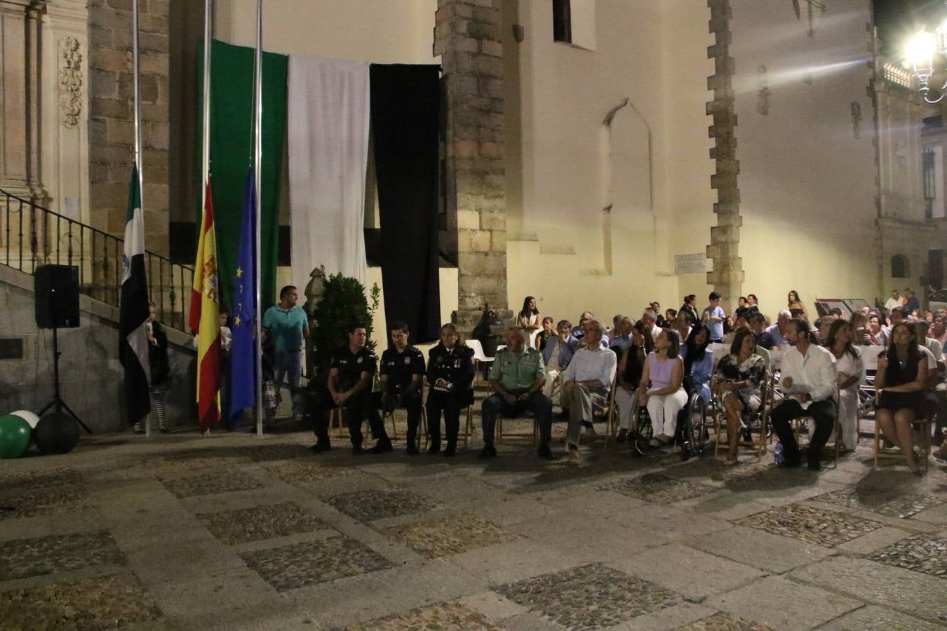 Jerez de los Caballeros conmemoró, ayer, el 'Día de Extremadura', que se celebra hoy, 8 de septiembre, con un acto institucional cargado de emoción y reivindicaciones en la Plaza de España. En su intervención, Juan Carlos Santana, alcalde del municipio, se refirió a la riqueza histórica, cultural y natural de Extremadura y Jerez, y apeló a la unidad para trabajar por un objetivo común: «conseguir un Jerez y una Extremadura mejores, sin localismos, defendiendo la solidaridad entre los territorios». Santana, también, instó a luchar por la igualdad y contra la violencia machista. El regidor, además, reclamó un tren digno para la comarca y que Jerez esté presente en el nuevo mapa ferroviario y de las comunicaciones de Extremadura. En el citado acto, se hizo entrega de varios reconocimientos y medallas a miembros de la Policía Local y Guardia Civil del municipio, y la Asociación Musical Jerez de los Caballeros y el grupo de baile 'Jara y Jerez' deleitaron a los allí presentes con sus actuaciones.