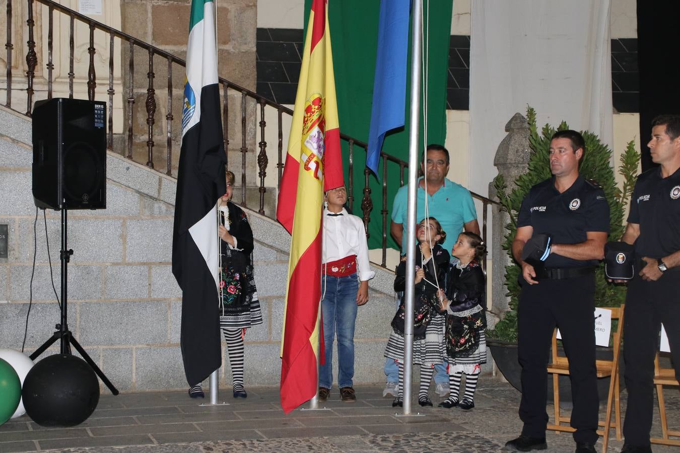 Jerez de los Caballeros conmemoró, ayer, el 'Día de Extremadura', que se celebra hoy, 8 de septiembre, con un acto institucional cargado de emoción y reivindicaciones en la Plaza de España. En su intervención, Juan Carlos Santana, alcalde del municipio, se refirió a la riqueza histórica, cultural y natural de Extremadura y Jerez, y apeló a la unidad para trabajar por un objetivo común: «conseguir un Jerez y una Extremadura mejores, sin localismos, defendiendo la solidaridad entre los territorios». Santana, también, instó a luchar por la igualdad y contra la violencia machista. El regidor, además, reclamó un tren digno para la comarca y que Jerez esté presente en el nuevo mapa ferroviario y de las comunicaciones de Extremadura. En el citado acto, se hizo entrega de varios reconocimientos y medallas a miembros de la Policía Local y Guardia Civil del municipio, y la Asociación Musical Jerez de los Caballeros y el grupo de baile 'Jara y Jerez' deleitaron a los allí presentes con sus actuaciones.