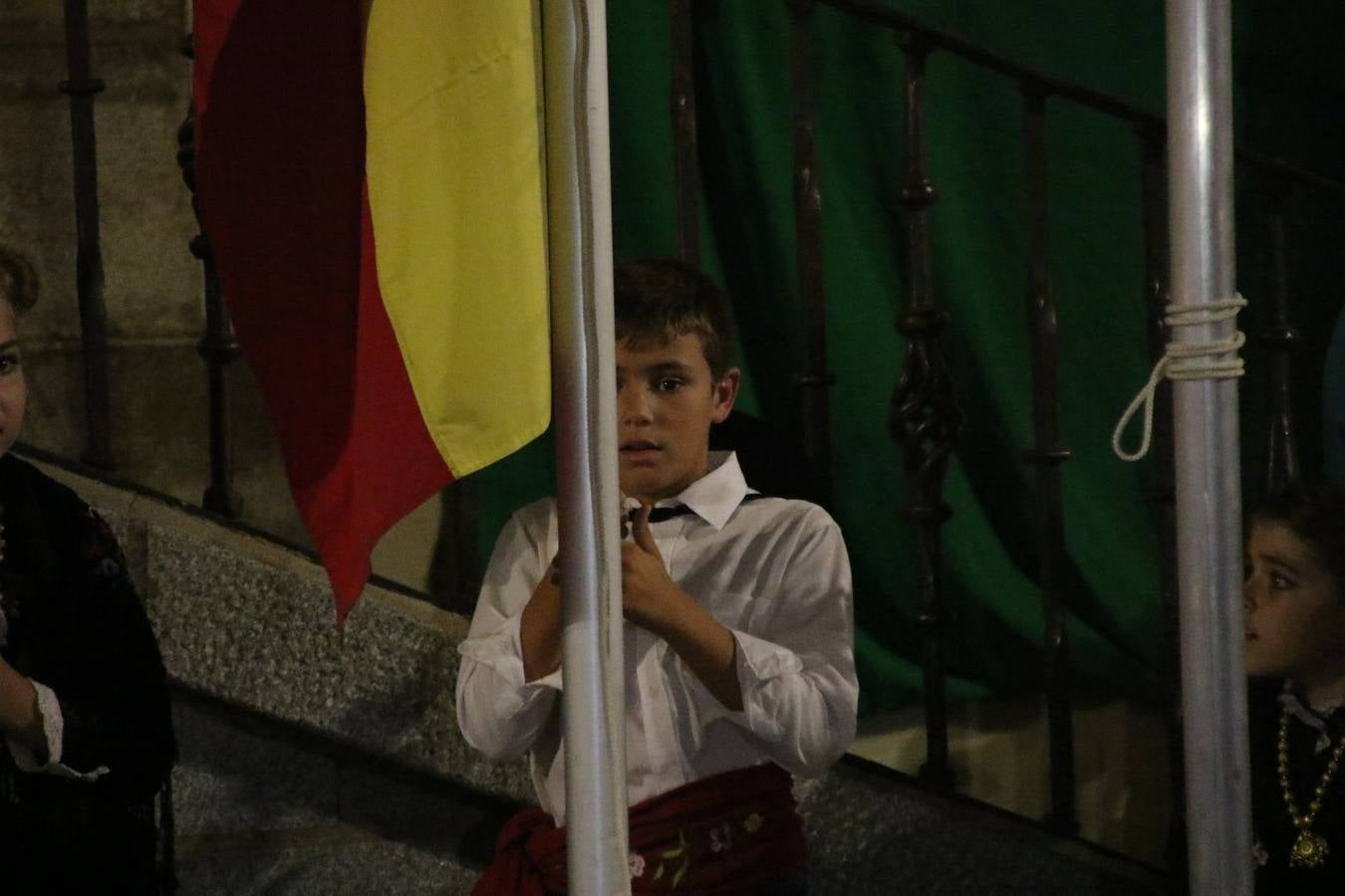 Jerez de los Caballeros conmemoró, ayer, el 'Día de Extremadura', que se celebra hoy, 8 de septiembre, con un acto institucional cargado de emoción y reivindicaciones en la Plaza de España. En su intervención, Juan Carlos Santana, alcalde del municipio, se refirió a la riqueza histórica, cultural y natural de Extremadura y Jerez, y apeló a la unidad para trabajar por un objetivo común: «conseguir un Jerez y una Extremadura mejores, sin localismos, defendiendo la solidaridad entre los territorios». Santana, también, instó a luchar por la igualdad y contra la violencia machista. El regidor, además, reclamó un tren digno para la comarca y que Jerez esté presente en el nuevo mapa ferroviario y de las comunicaciones de Extremadura. En el citado acto, se hizo entrega de varios reconocimientos y medallas a miembros de la Policía Local y Guardia Civil del municipio, y la Asociación Musical Jerez de los Caballeros y el grupo de baile 'Jara y Jerez' deleitaron a los allí presentes con sus actuaciones.