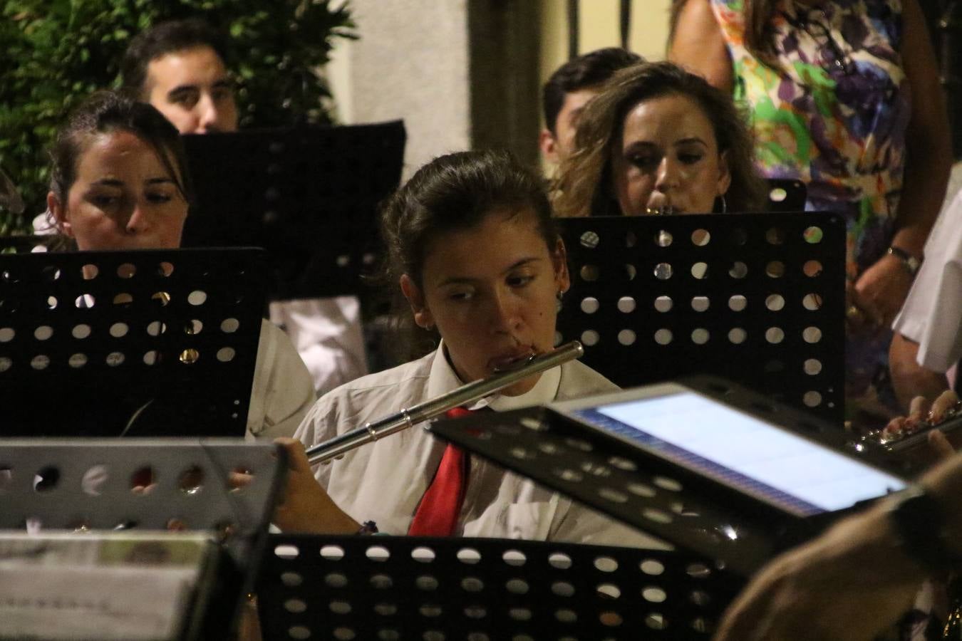 Jerez de los Caballeros conmemoró, ayer, el 'Día de Extremadura', que se celebra hoy, 8 de septiembre, con un acto institucional cargado de emoción y reivindicaciones en la Plaza de España. En su intervención, Juan Carlos Santana, alcalde del municipio, se refirió a la riqueza histórica, cultural y natural de Extremadura y Jerez, y apeló a la unidad para trabajar por un objetivo común: «conseguir un Jerez y una Extremadura mejores, sin localismos, defendiendo la solidaridad entre los territorios». Santana, también, instó a luchar por la igualdad y contra la violencia machista. El regidor, además, reclamó un tren digno para la comarca y que Jerez esté presente en el nuevo mapa ferroviario y de las comunicaciones de Extremadura. En el citado acto, se hizo entrega de varios reconocimientos y medallas a miembros de la Policía Local y Guardia Civil del municipio, y la Asociación Musical Jerez de los Caballeros y el grupo de baile 'Jara y Jerez' deleitaron a los allí presentes con sus actuaciones.