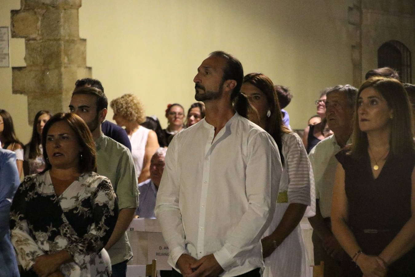 Jerez de los Caballeros conmemoró, ayer, el 'Día de Extremadura', que se celebra hoy, 8 de septiembre, con un acto institucional cargado de emoción y reivindicaciones en la Plaza de España. En su intervención, Juan Carlos Santana, alcalde del municipio, se refirió a la riqueza histórica, cultural y natural de Extremadura y Jerez, y apeló a la unidad para trabajar por un objetivo común: «conseguir un Jerez y una Extremadura mejores, sin localismos, defendiendo la solidaridad entre los territorios». Santana, también, instó a luchar por la igualdad y contra la violencia machista. El regidor, además, reclamó un tren digno para la comarca y que Jerez esté presente en el nuevo mapa ferroviario y de las comunicaciones de Extremadura. En el citado acto, se hizo entrega de varios reconocimientos y medallas a miembros de la Policía Local y Guardia Civil del municipio, y la Asociación Musical Jerez de los Caballeros y el grupo de baile 'Jara y Jerez' deleitaron a los allí presentes con sus actuaciones.