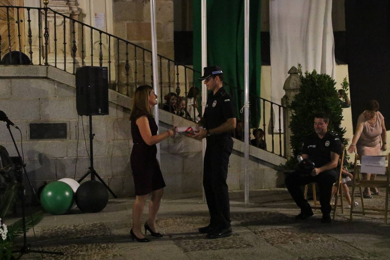 Jerez de los Caballeros conmemoró, ayer, el 'Día de Extremadura', que se celebra hoy, 8 de septiembre, con un acto institucional cargado de emoción y reivindicaciones en la Plaza de España. En su intervención, Juan Carlos Santana, alcalde del municipio, se refirió a la riqueza histórica, cultural y natural de Extremadura y Jerez, y apeló a la unidad para trabajar por un objetivo común: «conseguir un Jerez y una Extremadura mejores, sin localismos, defendiendo la solidaridad entre los territorios». Santana, también, instó a luchar por la igualdad y contra la violencia machista. El regidor, además, reclamó un tren digno para la comarca y que Jerez esté presente en el nuevo mapa ferroviario y de las comunicaciones de Extremadura. En el citado acto, se hizo entrega de varios reconocimientos y medallas a miembros de la Policía Local y Guardia Civil del municipio, y la Asociación Musical Jerez de los Caballeros y el grupo de baile 'Jara y Jerez' deleitaron a los allí presentes con sus actuaciones.