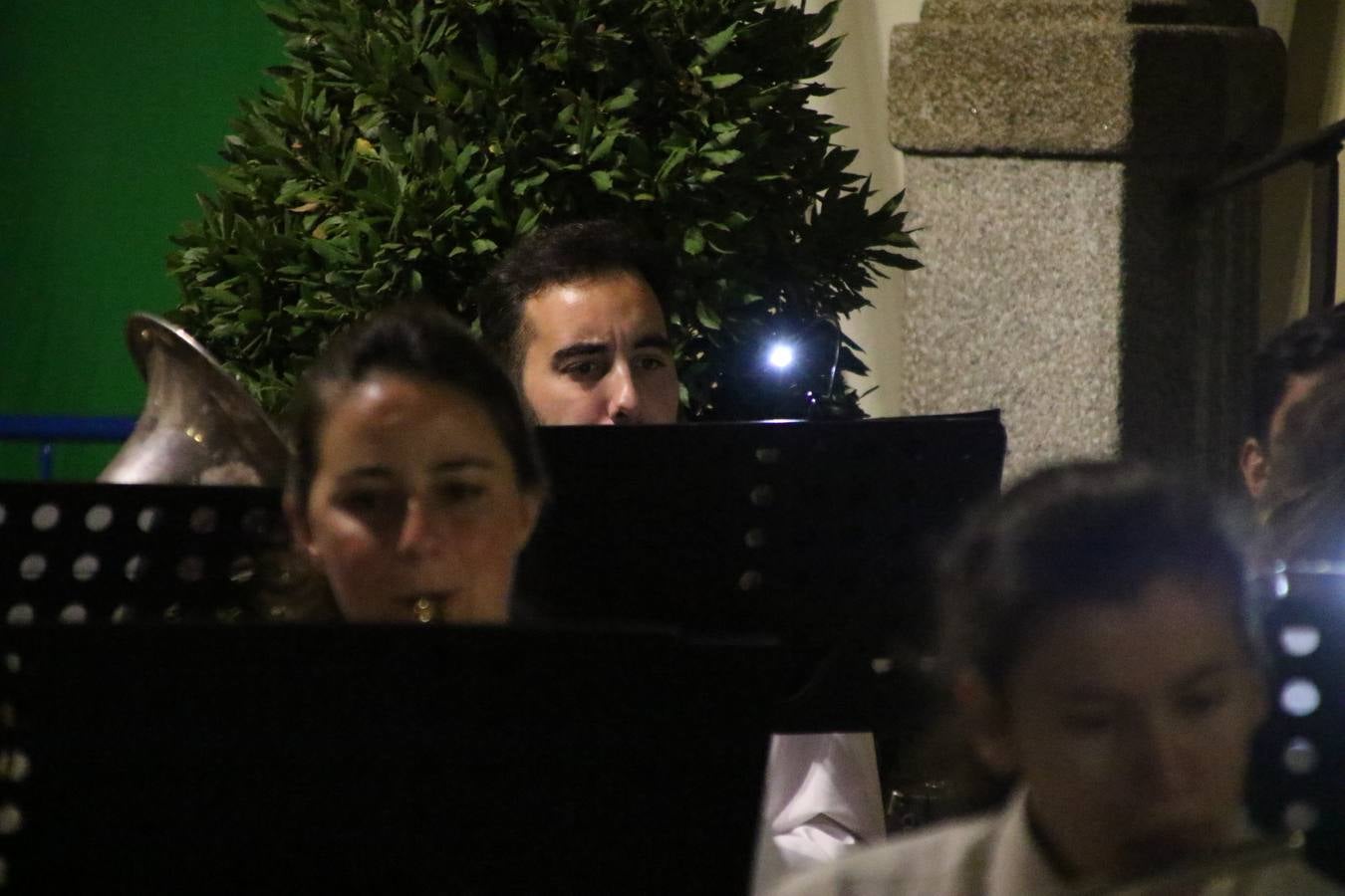 Jerez de los Caballeros conmemoró, ayer, el 'Día de Extremadura', que se celebra hoy, 8 de septiembre, con un acto institucional cargado de emoción y reivindicaciones en la Plaza de España. En su intervención, Juan Carlos Santana, alcalde del municipio, se refirió a la riqueza histórica, cultural y natural de Extremadura y Jerez, y apeló a la unidad para trabajar por un objetivo común: «conseguir un Jerez y una Extremadura mejores, sin localismos, defendiendo la solidaridad entre los territorios». Santana, también, instó a luchar por la igualdad y contra la violencia machista. El regidor, además, reclamó un tren digno para la comarca y que Jerez esté presente en el nuevo mapa ferroviario y de las comunicaciones de Extremadura. En el citado acto, se hizo entrega de varios reconocimientos y medallas a miembros de la Policía Local y Guardia Civil del municipio, y la Asociación Musical Jerez de los Caballeros y el grupo de baile 'Jara y Jerez' deleitaron a los allí presentes con sus actuaciones.