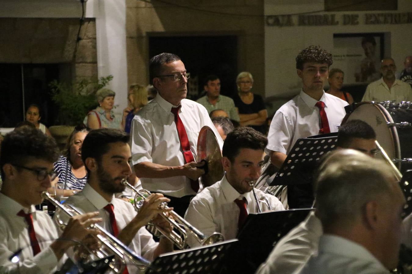 Jerez de los Caballeros conmemoró, ayer, el 'Día de Extremadura', que se celebra hoy, 8 de septiembre, con un acto institucional cargado de emoción y reivindicaciones en la Plaza de España. En su intervención, Juan Carlos Santana, alcalde del municipio, se refirió a la riqueza histórica, cultural y natural de Extremadura y Jerez, y apeló a la unidad para trabajar por un objetivo común: «conseguir un Jerez y una Extremadura mejores, sin localismos, defendiendo la solidaridad entre los territorios». Santana, también, instó a luchar por la igualdad y contra la violencia machista. El regidor, además, reclamó un tren digno para la comarca y que Jerez esté presente en el nuevo mapa ferroviario y de las comunicaciones de Extremadura. En el citado acto, se hizo entrega de varios reconocimientos y medallas a miembros de la Policía Local y Guardia Civil del municipio, y la Asociación Musical Jerez de los Caballeros y el grupo de baile 'Jara y Jerez' deleitaron a los allí presentes con sus actuaciones.