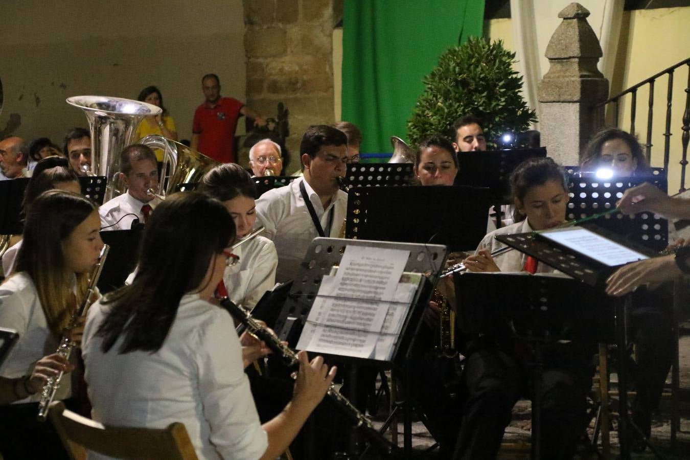 Jerez de los Caballeros conmemoró, ayer, el 'Día de Extremadura', que se celebra hoy, 8 de septiembre, con un acto institucional cargado de emoción y reivindicaciones en la Plaza de España. En su intervención, Juan Carlos Santana, alcalde del municipio, se refirió a la riqueza histórica, cultural y natural de Extremadura y Jerez, y apeló a la unidad para trabajar por un objetivo común: «conseguir un Jerez y una Extremadura mejores, sin localismos, defendiendo la solidaridad entre los territorios». Santana, también, instó a luchar por la igualdad y contra la violencia machista. El regidor, además, reclamó un tren digno para la comarca y que Jerez esté presente en el nuevo mapa ferroviario y de las comunicaciones de Extremadura. En el citado acto, se hizo entrega de varios reconocimientos y medallas a miembros de la Policía Local y Guardia Civil del municipio, y la Asociación Musical Jerez de los Caballeros y el grupo de baile 'Jara y Jerez' deleitaron a los allí presentes con sus actuaciones.
