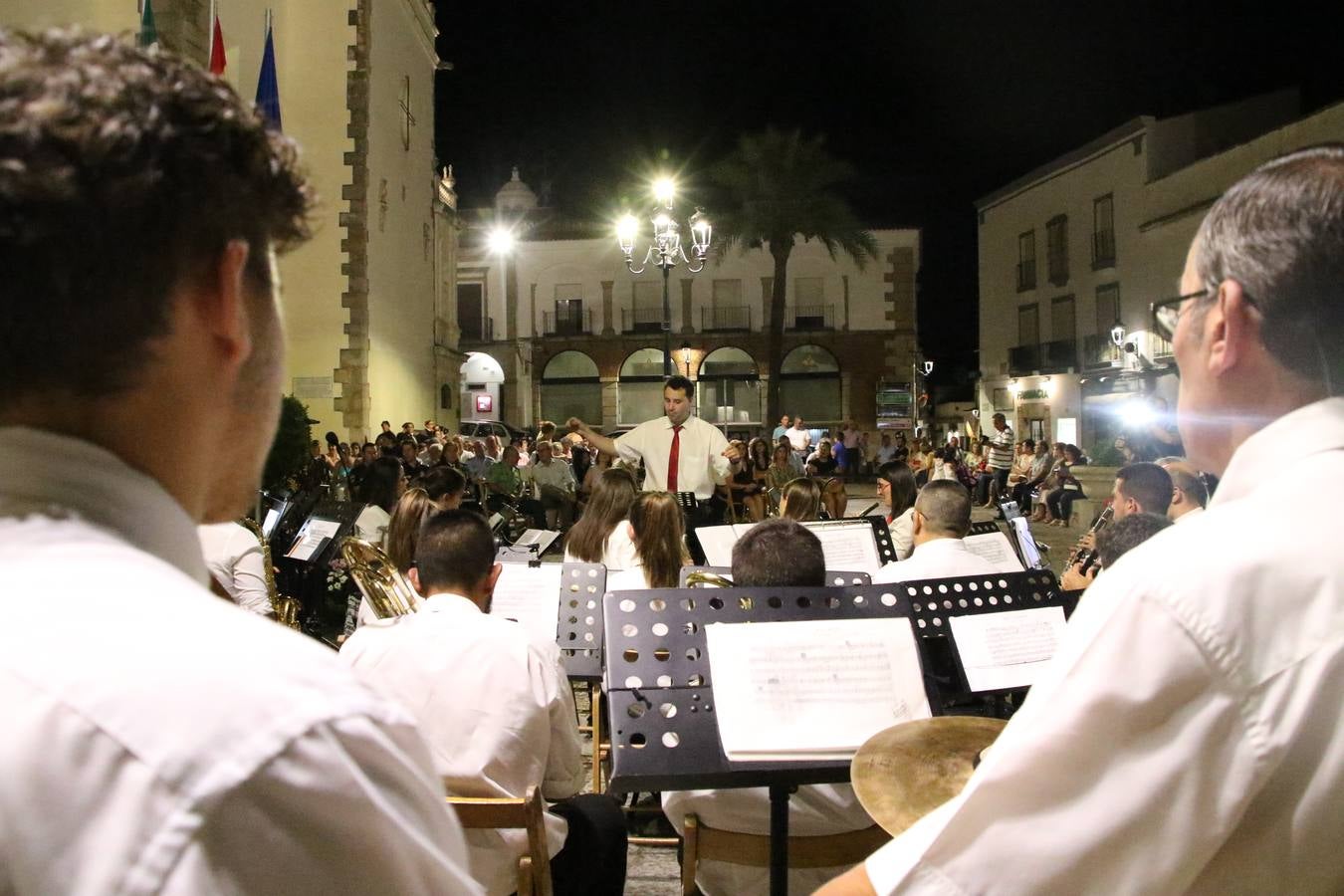 Jerez de los Caballeros conmemoró, ayer, el 'Día de Extremadura', que se celebra hoy, 8 de septiembre, con un acto institucional cargado de emoción y reivindicaciones en la Plaza de España. En su intervención, Juan Carlos Santana, alcalde del municipio, se refirió a la riqueza histórica, cultural y natural de Extremadura y Jerez, y apeló a la unidad para trabajar por un objetivo común: «conseguir un Jerez y una Extremadura mejores, sin localismos, defendiendo la solidaridad entre los territorios». Santana, también, instó a luchar por la igualdad y contra la violencia machista. El regidor, además, reclamó un tren digno para la comarca y que Jerez esté presente en el nuevo mapa ferroviario y de las comunicaciones de Extremadura. En el citado acto, se hizo entrega de varios reconocimientos y medallas a miembros de la Policía Local y Guardia Civil del municipio, y la Asociación Musical Jerez de los Caballeros y el grupo de baile 'Jara y Jerez' deleitaron a los allí presentes con sus actuaciones.