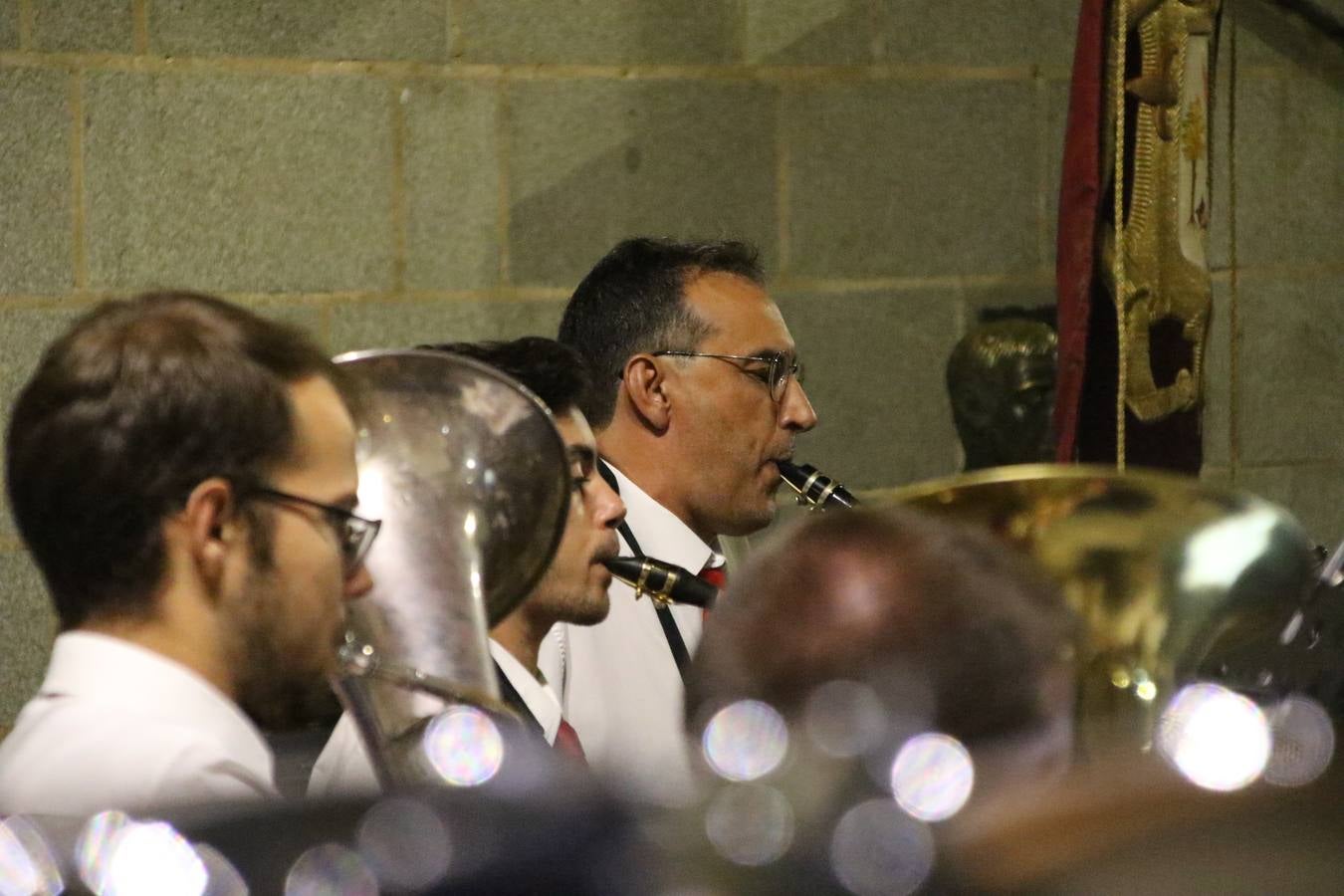 Jerez de los Caballeros conmemoró, ayer, el 'Día de Extremadura', que se celebra hoy, 8 de septiembre, con un acto institucional cargado de emoción y reivindicaciones en la Plaza de España. En su intervención, Juan Carlos Santana, alcalde del municipio, se refirió a la riqueza histórica, cultural y natural de Extremadura y Jerez, y apeló a la unidad para trabajar por un objetivo común: «conseguir un Jerez y una Extremadura mejores, sin localismos, defendiendo la solidaridad entre los territorios». Santana, también, instó a luchar por la igualdad y contra la violencia machista. El regidor, además, reclamó un tren digno para la comarca y que Jerez esté presente en el nuevo mapa ferroviario y de las comunicaciones de Extremadura. En el citado acto, se hizo entrega de varios reconocimientos y medallas a miembros de la Policía Local y Guardia Civil del municipio, y la Asociación Musical Jerez de los Caballeros y el grupo de baile 'Jara y Jerez' deleitaron a los allí presentes con sus actuaciones.