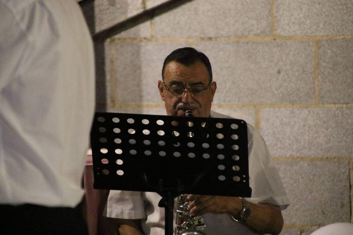 Jerez de los Caballeros conmemoró, ayer, el 'Día de Extremadura', que se celebra hoy, 8 de septiembre, con un acto institucional cargado de emoción y reivindicaciones en la Plaza de España. En su intervención, Juan Carlos Santana, alcalde del municipio, se refirió a la riqueza histórica, cultural y natural de Extremadura y Jerez, y apeló a la unidad para trabajar por un objetivo común: «conseguir un Jerez y una Extremadura mejores, sin localismos, defendiendo la solidaridad entre los territorios». Santana, también, instó a luchar por la igualdad y contra la violencia machista. El regidor, además, reclamó un tren digno para la comarca y que Jerez esté presente en el nuevo mapa ferroviario y de las comunicaciones de Extremadura. En el citado acto, se hizo entrega de varios reconocimientos y medallas a miembros de la Policía Local y Guardia Civil del municipio, y la Asociación Musical Jerez de los Caballeros y el grupo de baile 'Jara y Jerez' deleitaron a los allí presentes con sus actuaciones.