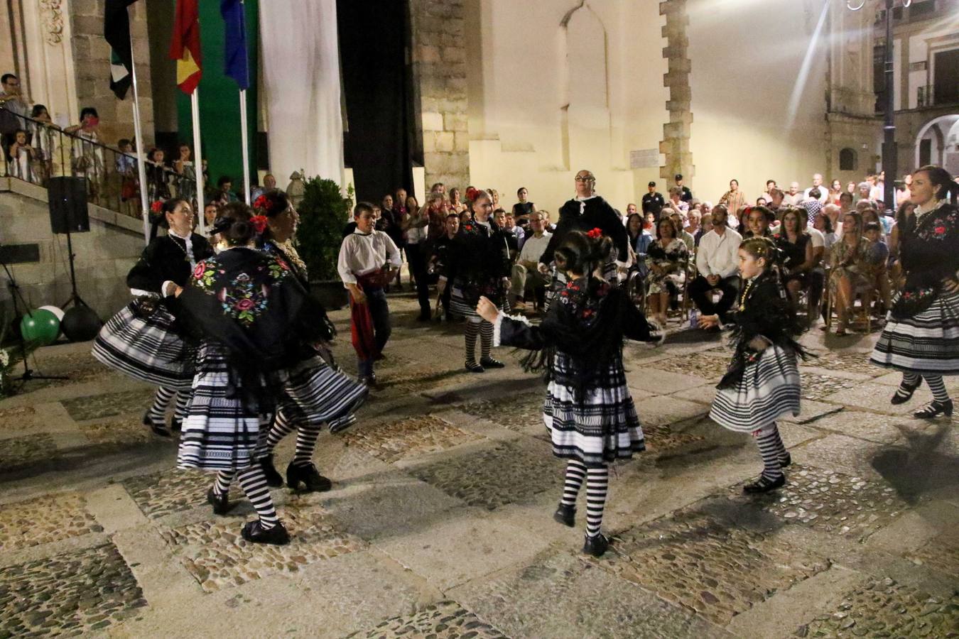 Jerez de los Caballeros conmemoró, ayer, el 'Día de Extremadura', que se celebra hoy, 8 de septiembre, con un acto institucional cargado de emoción y reivindicaciones en la Plaza de España. En su intervención, Juan Carlos Santana, alcalde del municipio, se refirió a la riqueza histórica, cultural y natural de Extremadura y Jerez, y apeló a la unidad para trabajar por un objetivo común: «conseguir un Jerez y una Extremadura mejores, sin localismos, defendiendo la solidaridad entre los territorios». Santana, también, instó a luchar por la igualdad y contra la violencia machista. El regidor, además, reclamó un tren digno para la comarca y que Jerez esté presente en el nuevo mapa ferroviario y de las comunicaciones de Extremadura. En el citado acto, se hizo entrega de varios reconocimientos y medallas a miembros de la Policía Local y Guardia Civil del municipio, y la Asociación Musical Jerez de los Caballeros y el grupo de baile 'Jara y Jerez' deleitaron a los allí presentes con sus actuaciones.