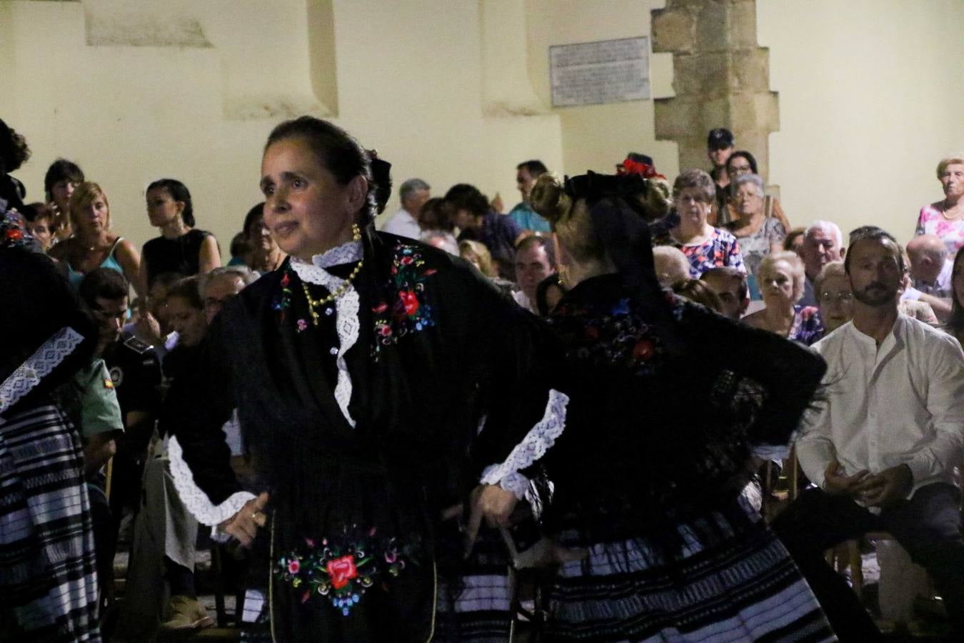 Jerez de los Caballeros conmemoró, ayer, el 'Día de Extremadura', que se celebra hoy, 8 de septiembre, con un acto institucional cargado de emoción y reivindicaciones en la Plaza de España. En su intervención, Juan Carlos Santana, alcalde del municipio, se refirió a la riqueza histórica, cultural y natural de Extremadura y Jerez, y apeló a la unidad para trabajar por un objetivo común: «conseguir un Jerez y una Extremadura mejores, sin localismos, defendiendo la solidaridad entre los territorios». Santana, también, instó a luchar por la igualdad y contra la violencia machista. El regidor, además, reclamó un tren digno para la comarca y que Jerez esté presente en el nuevo mapa ferroviario y de las comunicaciones de Extremadura. En el citado acto, se hizo entrega de varios reconocimientos y medallas a miembros de la Policía Local y Guardia Civil del municipio, y la Asociación Musical Jerez de los Caballeros y el grupo de baile 'Jara y Jerez' deleitaron a los allí presentes con sus actuaciones.