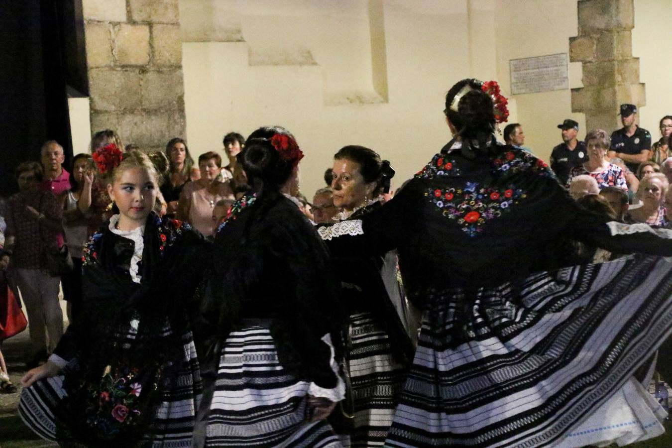 Jerez de los Caballeros conmemoró, ayer, el 'Día de Extremadura', que se celebra hoy, 8 de septiembre, con un acto institucional cargado de emoción y reivindicaciones en la Plaza de España. En su intervención, Juan Carlos Santana, alcalde del municipio, se refirió a la riqueza histórica, cultural y natural de Extremadura y Jerez, y apeló a la unidad para trabajar por un objetivo común: «conseguir un Jerez y una Extremadura mejores, sin localismos, defendiendo la solidaridad entre los territorios». Santana, también, instó a luchar por la igualdad y contra la violencia machista. El regidor, además, reclamó un tren digno para la comarca y que Jerez esté presente en el nuevo mapa ferroviario y de las comunicaciones de Extremadura. En el citado acto, se hizo entrega de varios reconocimientos y medallas a miembros de la Policía Local y Guardia Civil del municipio, y la Asociación Musical Jerez de los Caballeros y el grupo de baile 'Jara y Jerez' deleitaron a los allí presentes con sus actuaciones.