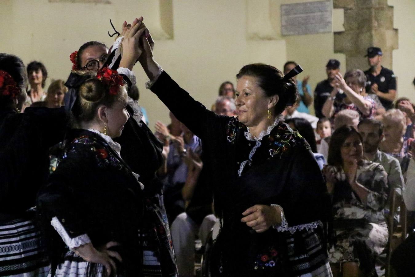 Jerez de los Caballeros conmemoró, ayer, el 'Día de Extremadura', que se celebra hoy, 8 de septiembre, con un acto institucional cargado de emoción y reivindicaciones en la Plaza de España. En su intervención, Juan Carlos Santana, alcalde del municipio, se refirió a la riqueza histórica, cultural y natural de Extremadura y Jerez, y apeló a la unidad para trabajar por un objetivo común: «conseguir un Jerez y una Extremadura mejores, sin localismos, defendiendo la solidaridad entre los territorios». Santana, también, instó a luchar por la igualdad y contra la violencia machista. El regidor, además, reclamó un tren digno para la comarca y que Jerez esté presente en el nuevo mapa ferroviario y de las comunicaciones de Extremadura. En el citado acto, se hizo entrega de varios reconocimientos y medallas a miembros de la Policía Local y Guardia Civil del municipio, y la Asociación Musical Jerez de los Caballeros y el grupo de baile 'Jara y Jerez' deleitaron a los allí presentes con sus actuaciones.