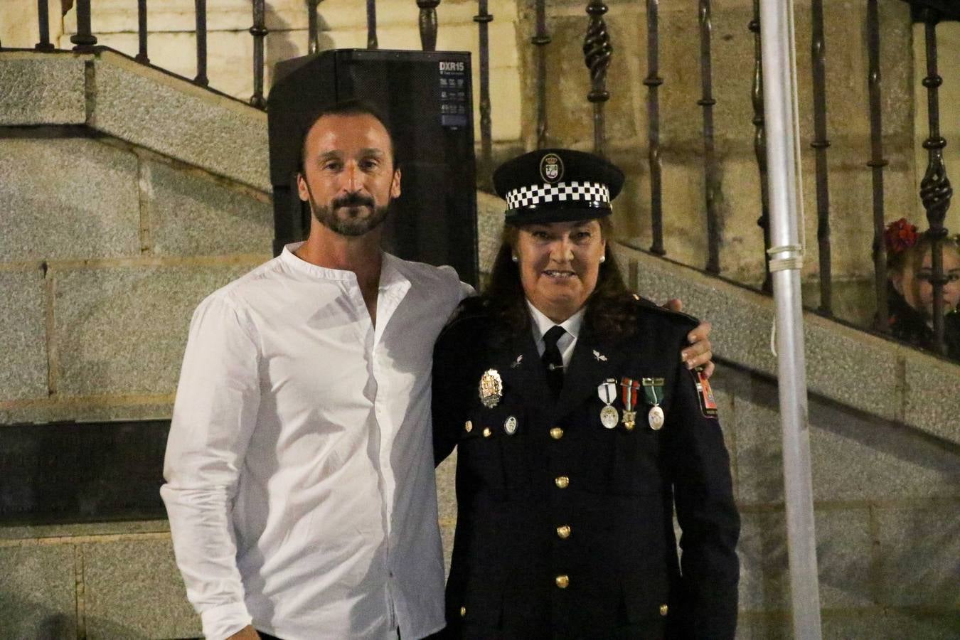 Jerez de los Caballeros conmemoró, ayer, el 'Día de Extremadura', que se celebra hoy, 8 de septiembre, con un acto institucional cargado de emoción y reivindicaciones en la Plaza de España. En su intervención, Juan Carlos Santana, alcalde del municipio, se refirió a la riqueza histórica, cultural y natural de Extremadura y Jerez, y apeló a la unidad para trabajar por un objetivo común: «conseguir un Jerez y una Extremadura mejores, sin localismos, defendiendo la solidaridad entre los territorios». Santana, también, instó a luchar por la igualdad y contra la violencia machista. El regidor, además, reclamó un tren digno para la comarca y que Jerez esté presente en el nuevo mapa ferroviario y de las comunicaciones de Extremadura. En el citado acto, se hizo entrega de varios reconocimientos y medallas a miembros de la Policía Local y Guardia Civil del municipio, y la Asociación Musical Jerez de los Caballeros y el grupo de baile 'Jara y Jerez' deleitaron a los allí presentes con sus actuaciones.
