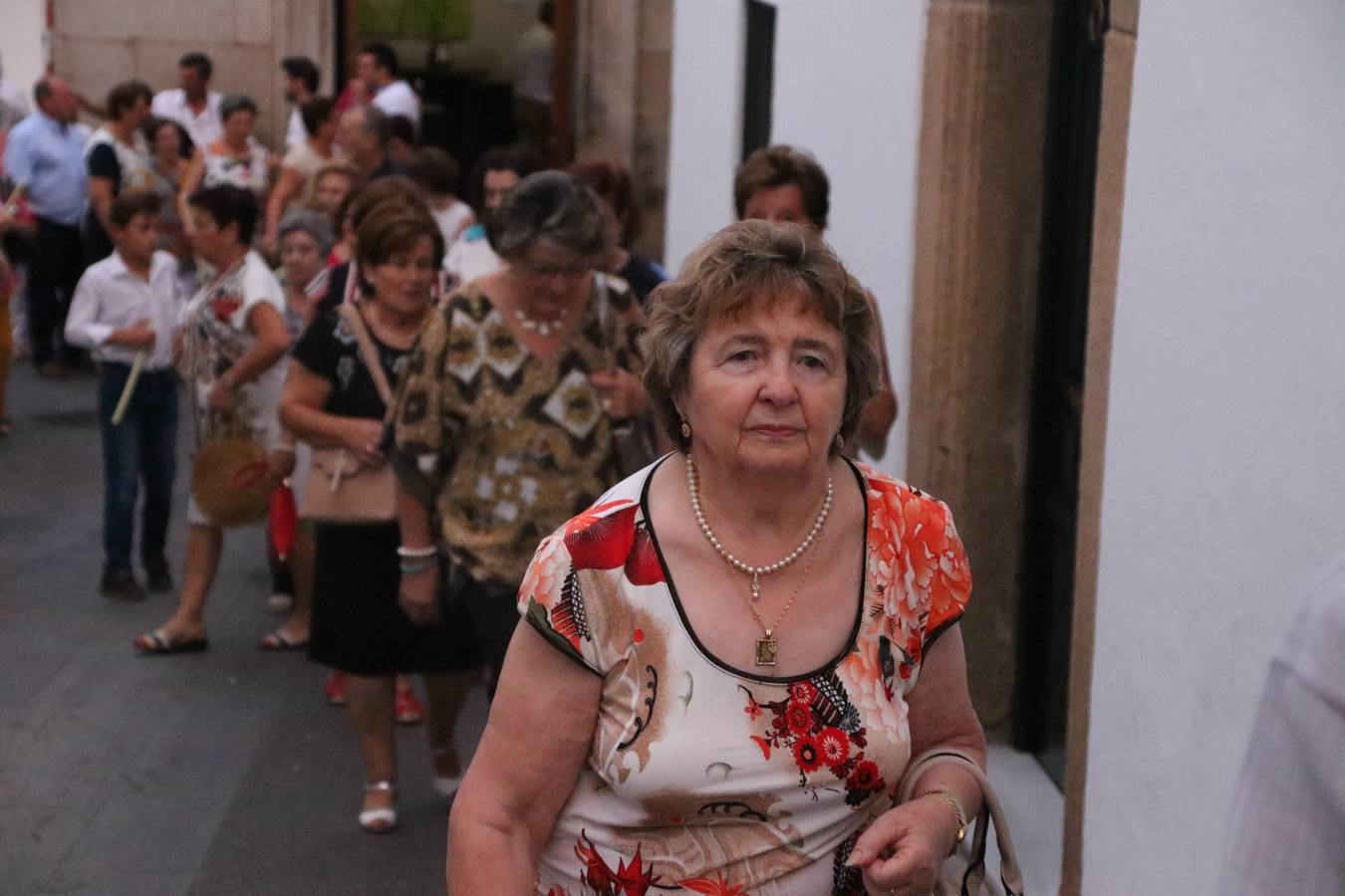 Nuestra Señora de Aguasantas despertó, ayer, una vez más, la devoción y el fervor que los jerezanos sienten hacia Ella. Jerez de los Caballeros se vistió de gala para acompañar a su Patrona en el traslado hacia su Santuario, donde se ponía fin a los tradicionales cultos que desde el pasado mes de agosto se han celebrado en la iglesia de Santa María de la Encarnación, organizados por la Hermandad de Nuestra Señora de Aguasantas.