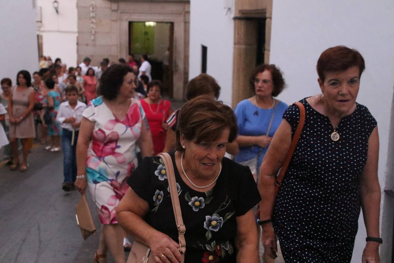 Nuestra Señora de Aguasantas despertó, ayer, una vez más, la devoción y el fervor que los jerezanos sienten hacia Ella. Jerez de los Caballeros se vistió de gala para acompañar a su Patrona en el traslado hacia su Santuario, donde se ponía fin a los tradicionales cultos que desde el pasado mes de agosto se han celebrado en la iglesia de Santa María de la Encarnación, organizados por la Hermandad de Nuestra Señora de Aguasantas.