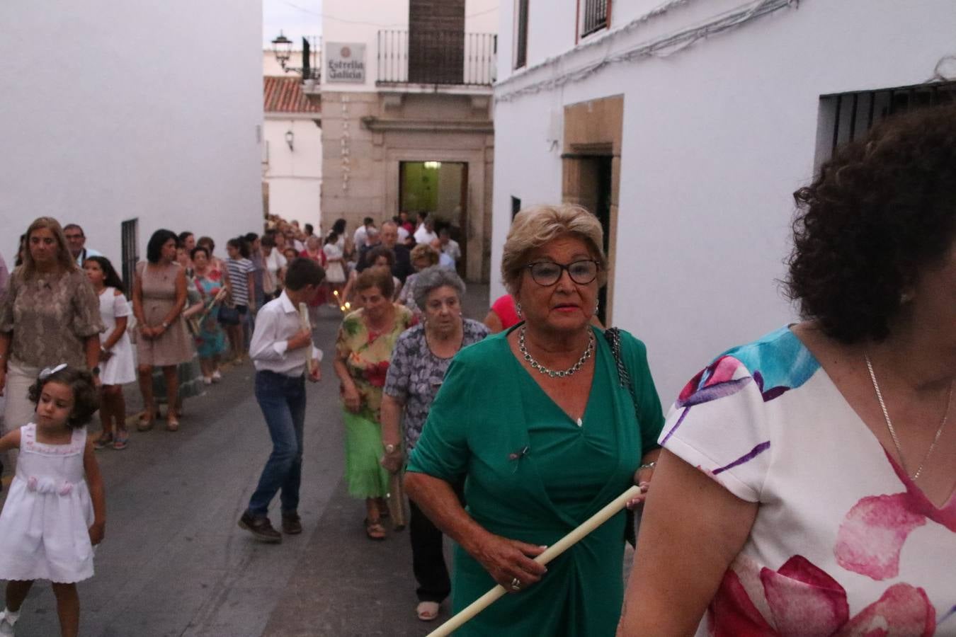 Nuestra Señora de Aguasantas despertó, ayer, una vez más, la devoción y el fervor que los jerezanos sienten hacia Ella. Jerez de los Caballeros se vistió de gala para acompañar a su Patrona en el traslado hacia su Santuario, donde se ponía fin a los tradicionales cultos que desde el pasado mes de agosto se han celebrado en la iglesia de Santa María de la Encarnación, organizados por la Hermandad de Nuestra Señora de Aguasantas.